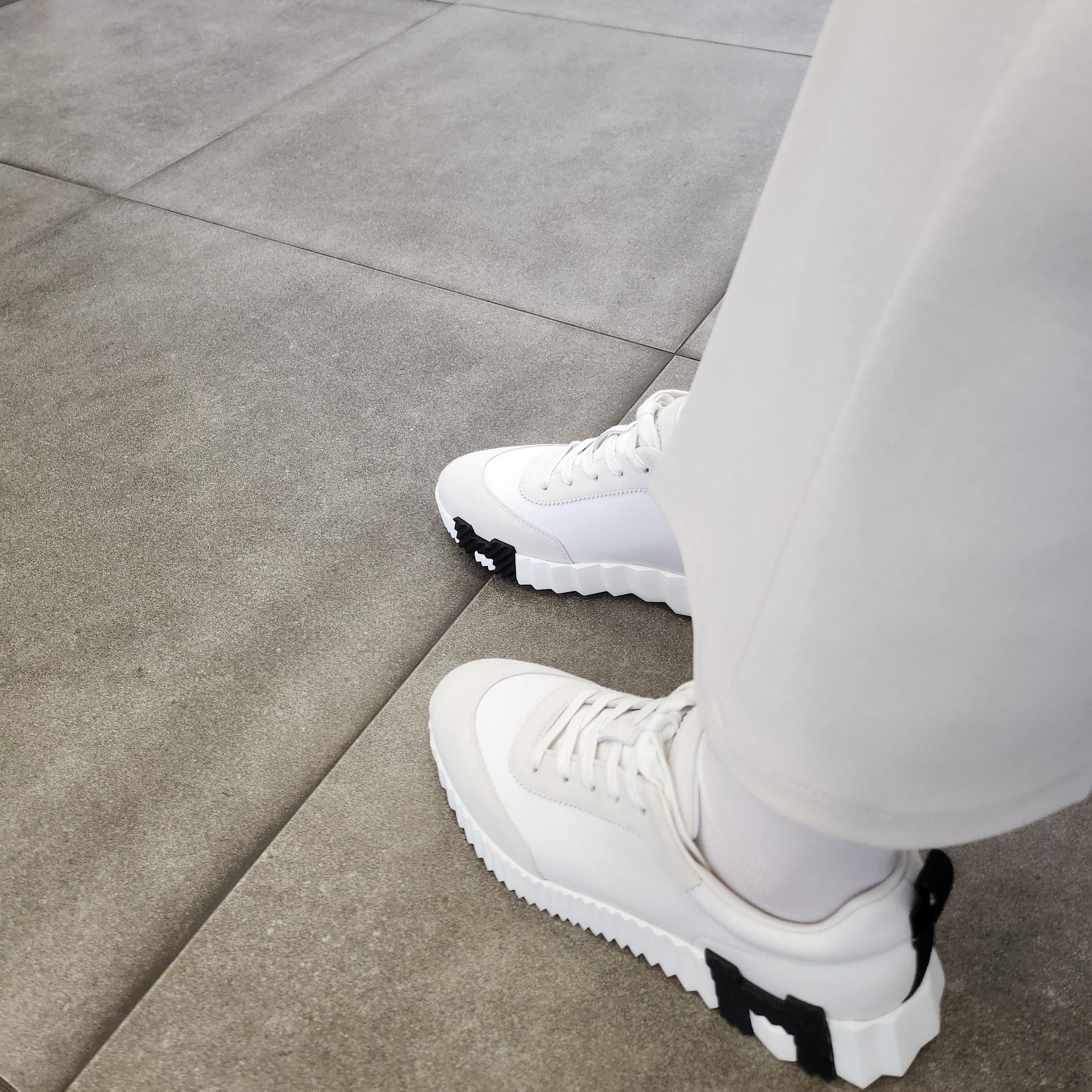 (W) Hermes Bouncing Sneakers Calfskin Suede Goatskin & Blanc 착용 스타일 - 1