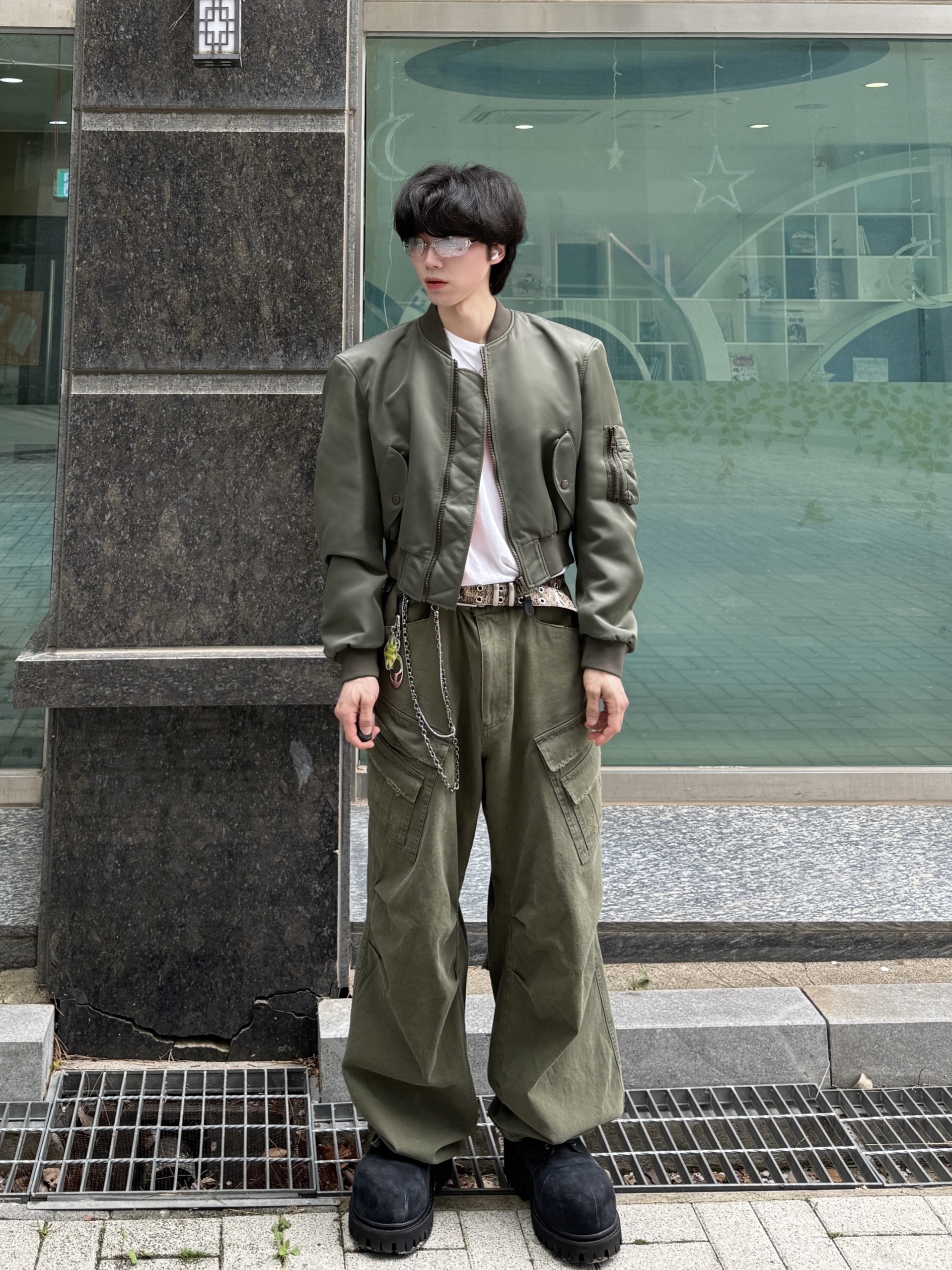 Nonnod Double Pocket Cargo Pants Vintage Khaki, MJD x Kamien Double Hole Belt Oak Brown 착용 스타일 - 2