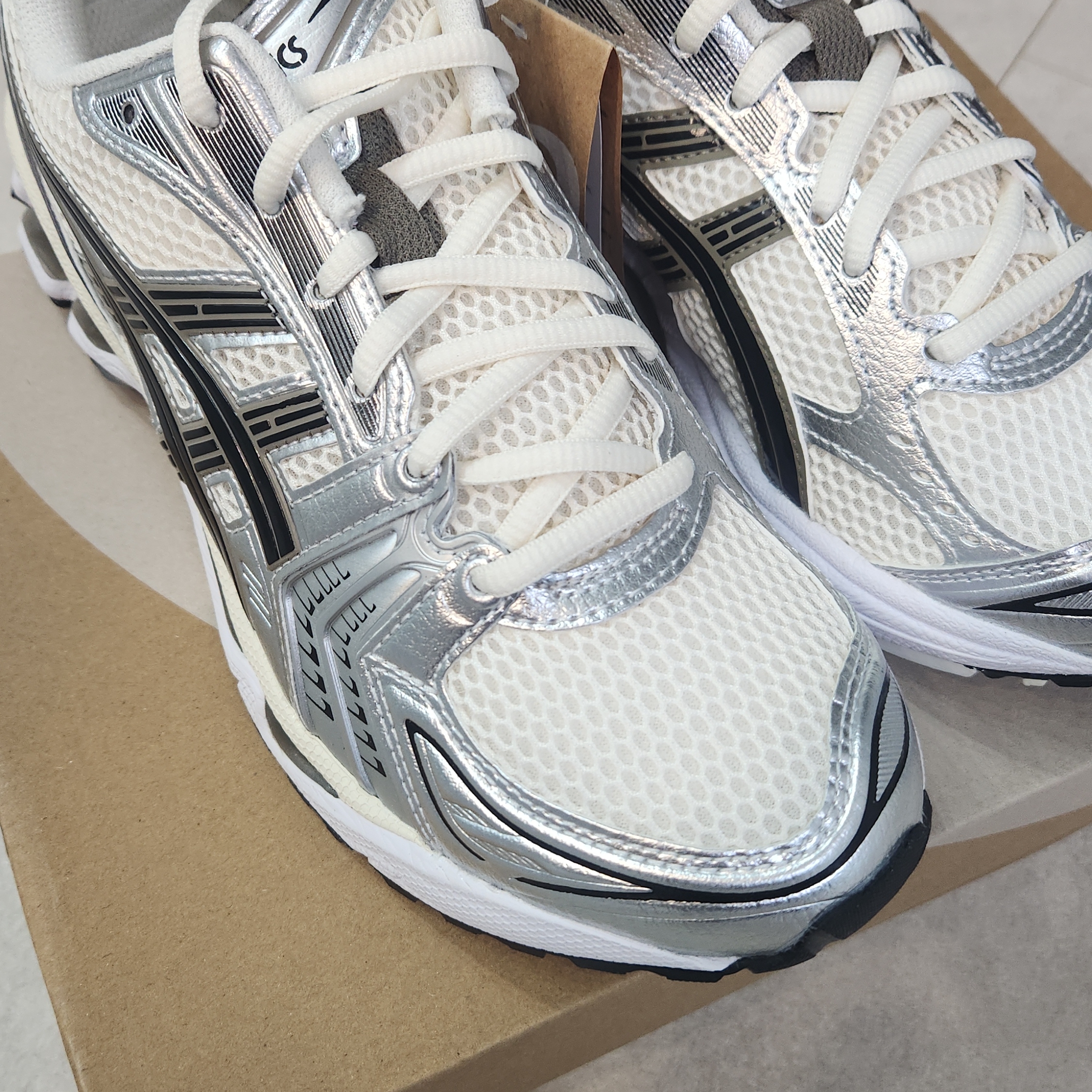 Asics Gel-Kayano 14 Cream Black 착용 스타일 - 1