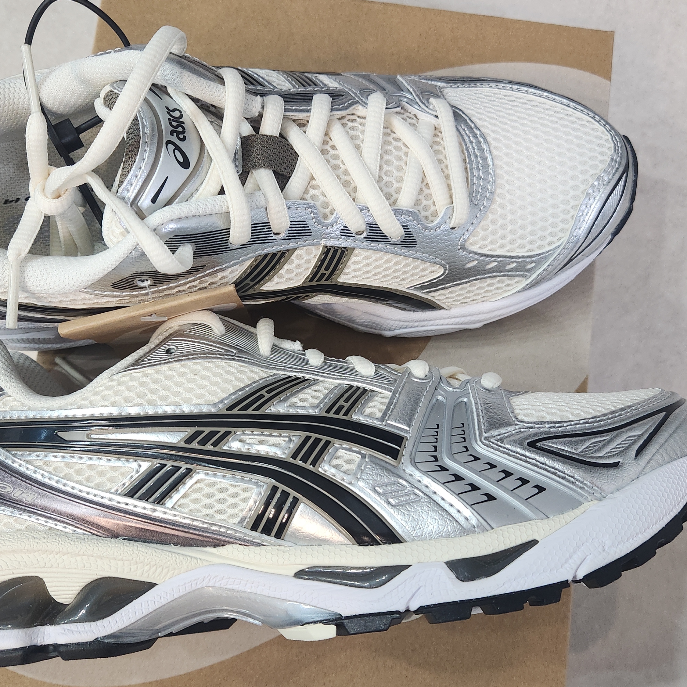 Asics Gel-Kayano 14 Cream Black 착용 스타일 - 2