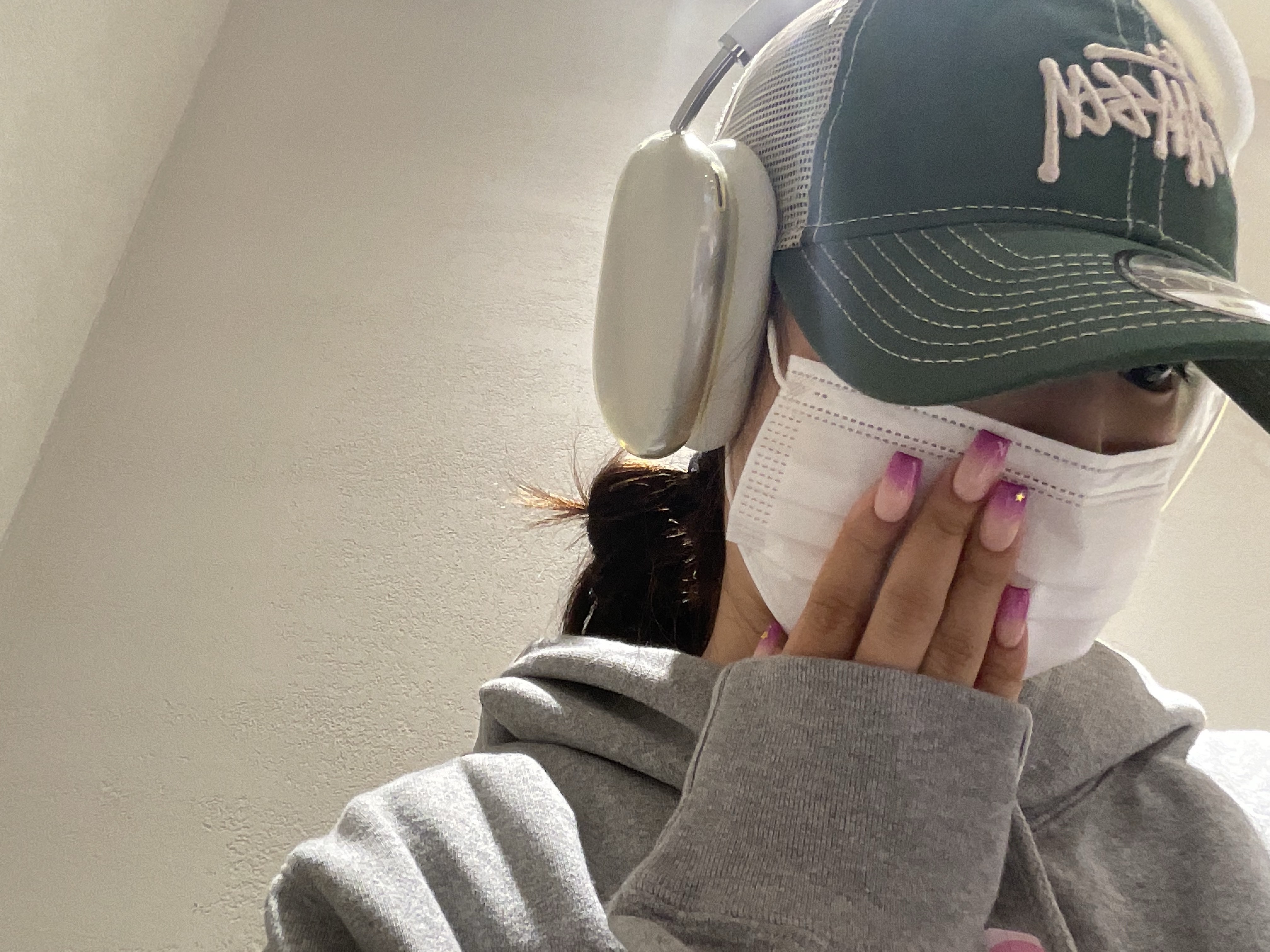Apple AirPods Max Lightning Silver (Korean Ver.), Stussy New Era 9twenty Basic Trucker Green μ°©μ© μ€νμΌ - 1