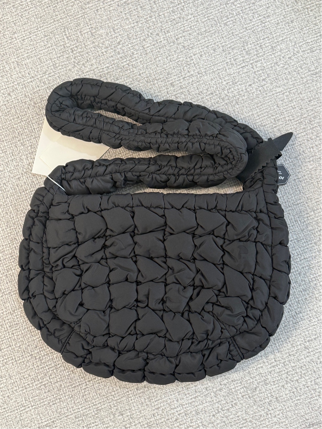 COS Quilted Messenger Bag Black 착용 스타일