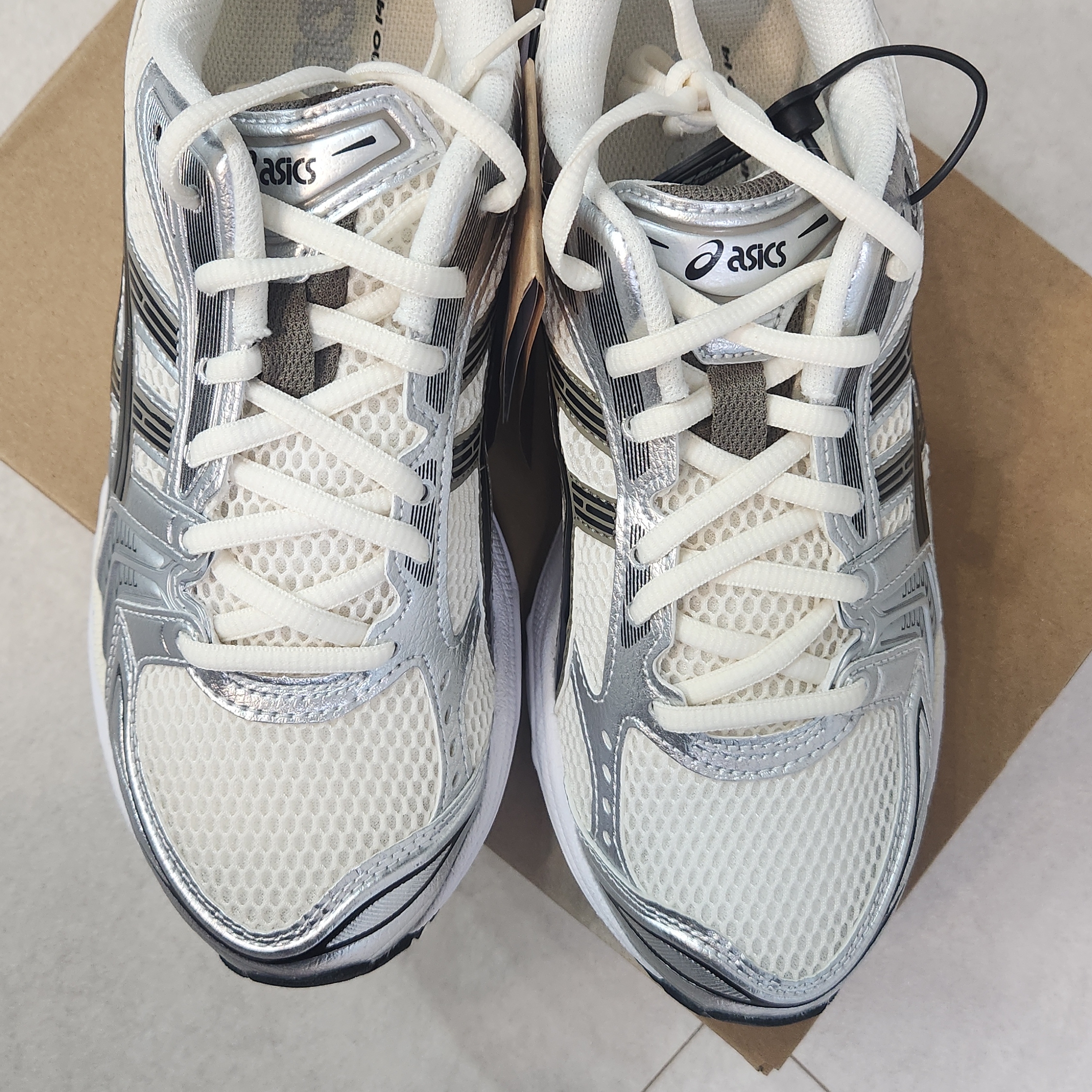 Asics Gel-Kayano 14 Cream Black 착용 스타일 - 4