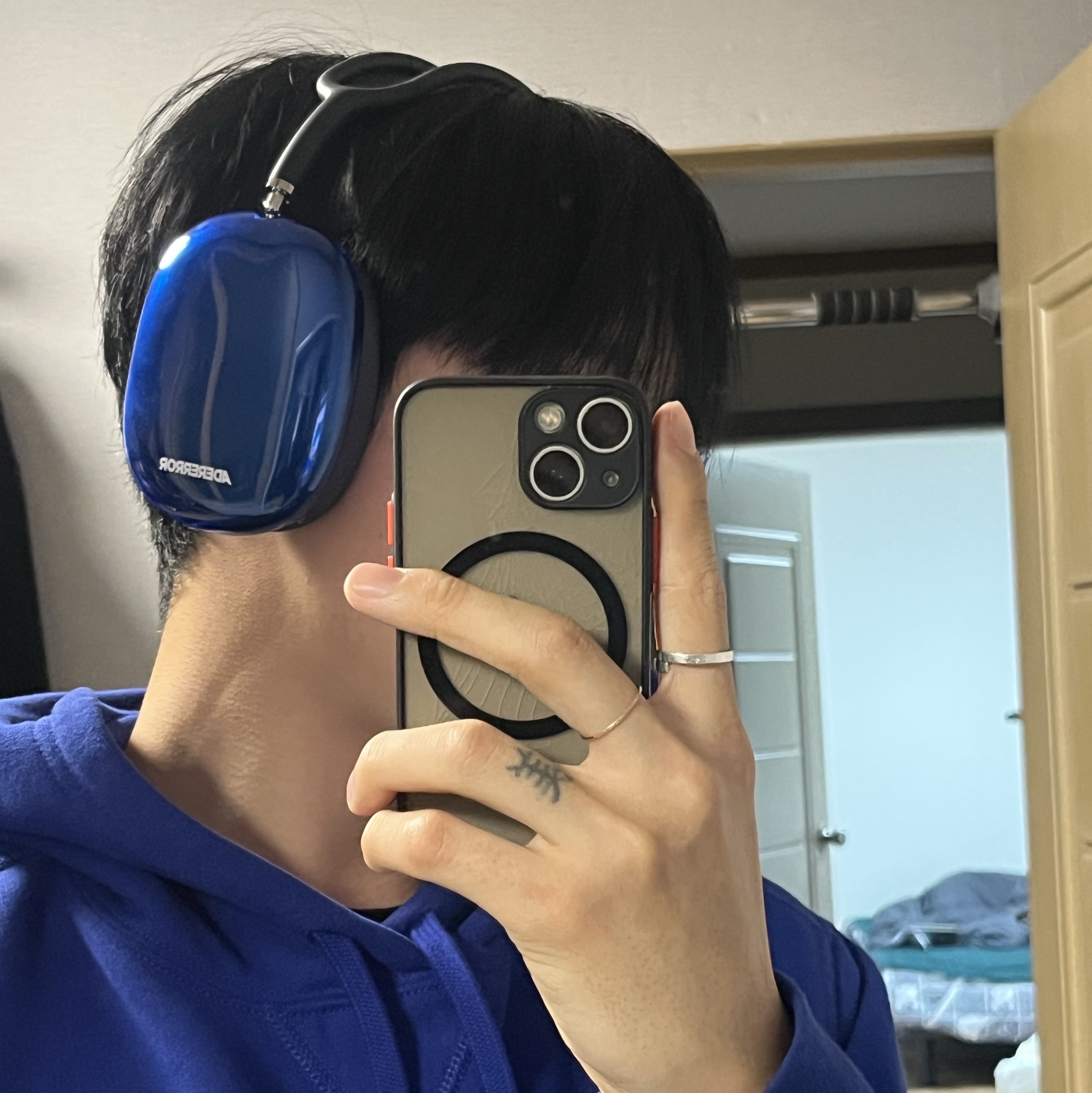 Ader Error Standic AirPods Max Case Z-Blue 착용 스타일 - 2