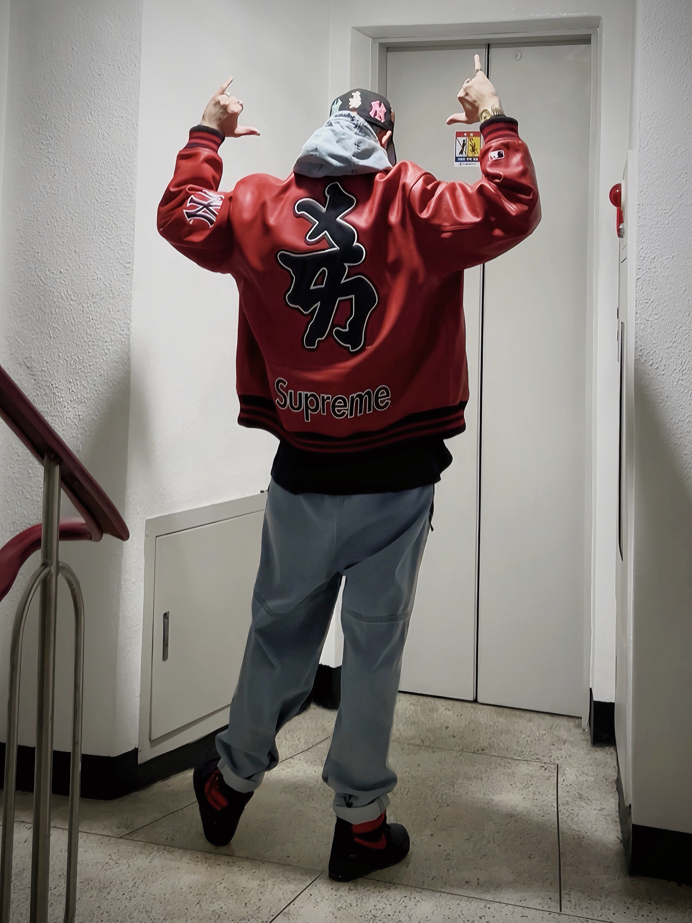 Supreme x New York Yankees Kanji New Era Navy - 22FW, Supreme Small Box L/S T-Shirt Black - 25SS 착용 스타일 - 1