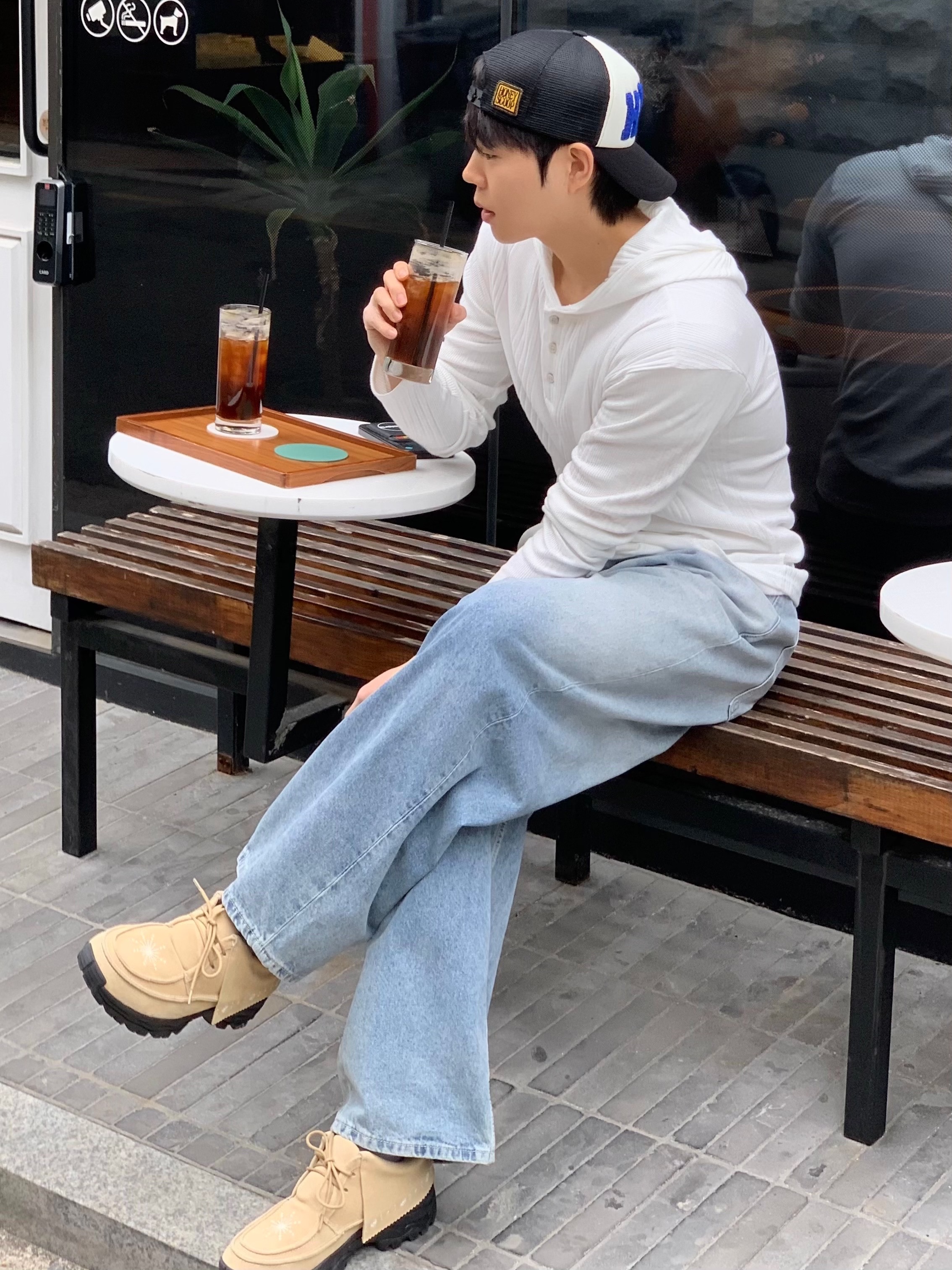 [KREAM 단독] Millo Archive X Negative Three Crescendo Desert Boots Beige, Honey Scoop House HNY Logo Trucker Cap Black 착용 스타일 - 3