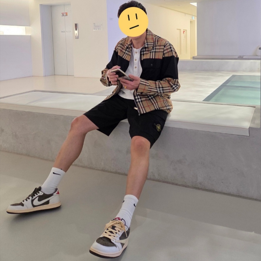 Jordan 1 x Travis Scott Retro Low OG SP Sail and Ridgerock, Stone Island L100011 Brushed Organic Cotton Old Effect Zipper Pockets Details Slim Fit Cargo Bermuda Shorts Sand - 25SS 착용 스타일 - 1
