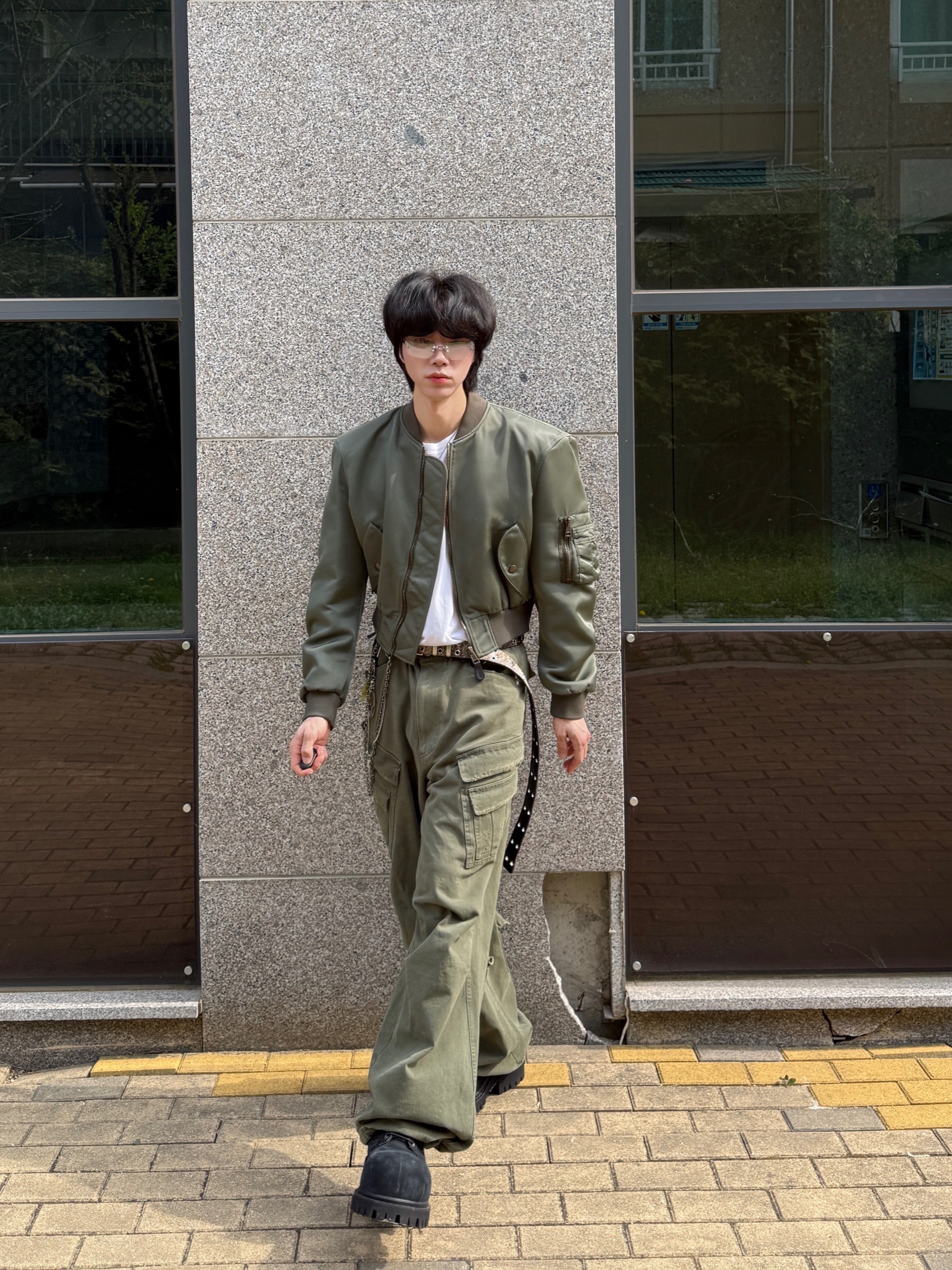 Nonnod Double Pocket Cargo Pants Vintage Khaki, MJD x Kamien Double Hole Belt Oak Brown 착용 스타일 - 8