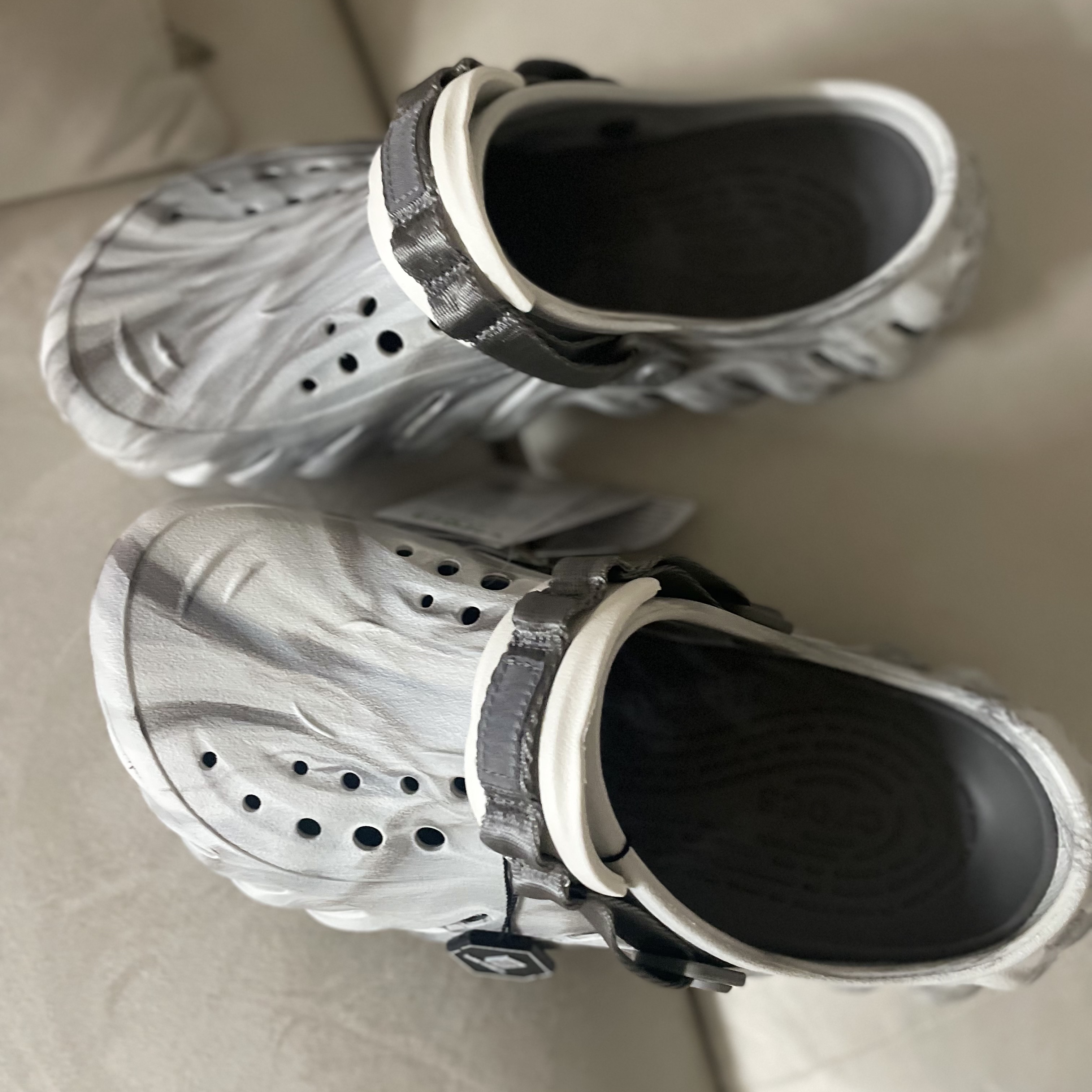 Crocs Echo Marbled Clog Moonlight Multi 착용 스타일