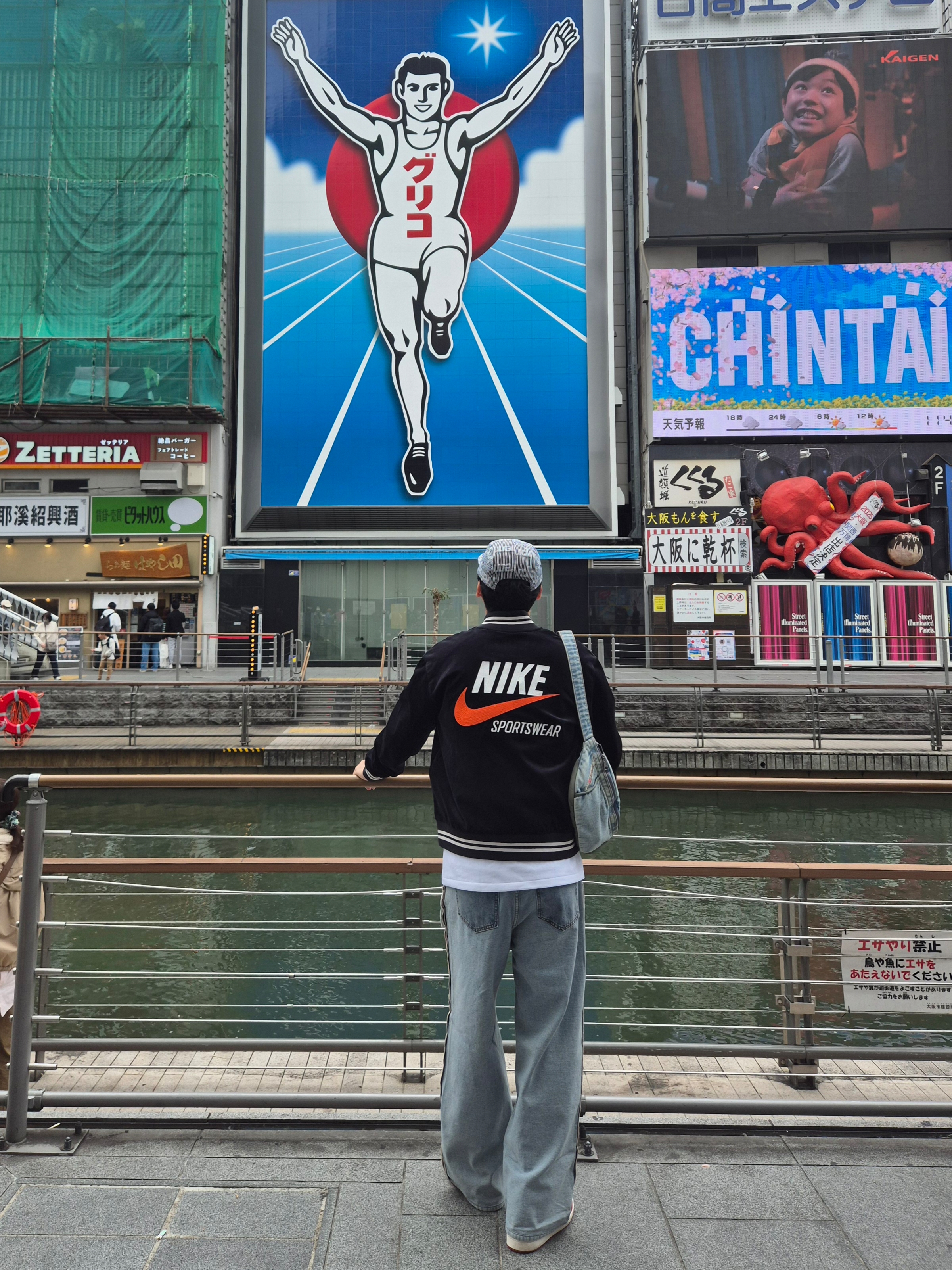BAPE Neon Camo Milo Busy Works T-Shirt White, Jordan 1 Retro High OG Chicago 2022 착용 스타일 - 2