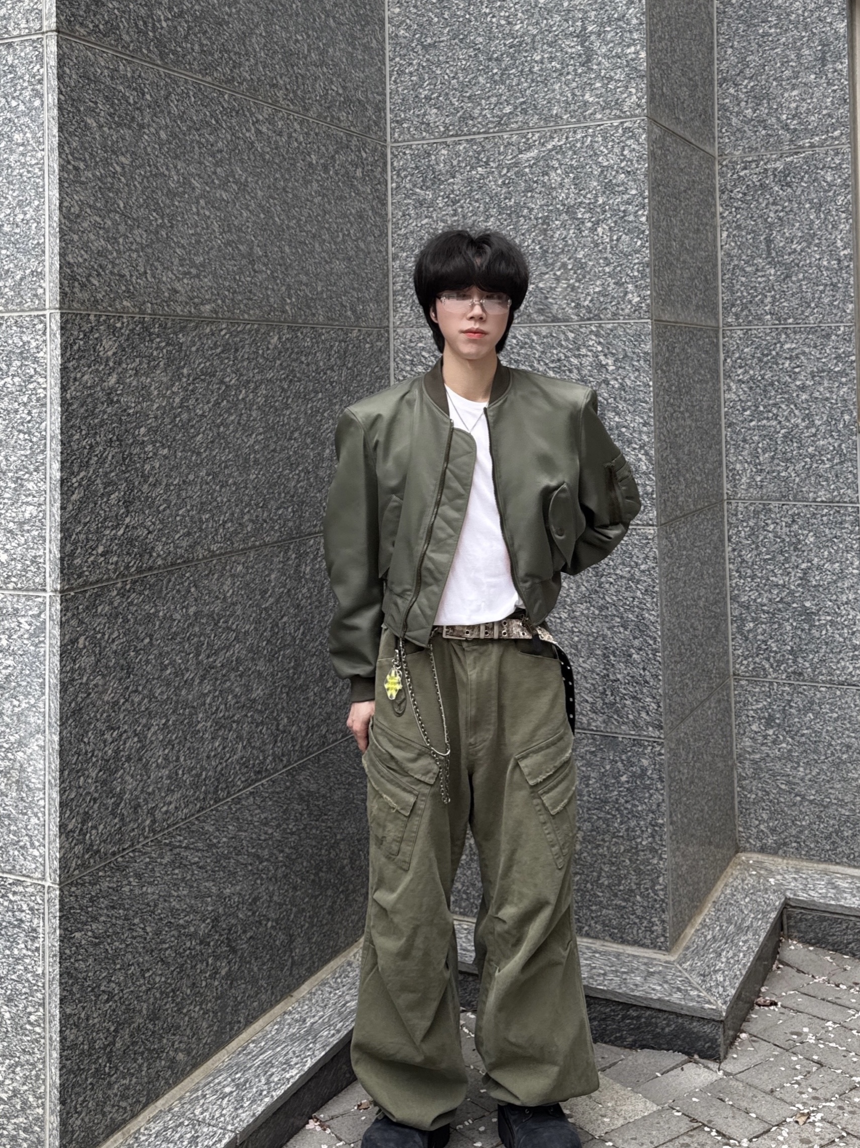 Nonnod Double Pocket Cargo Pants Vintage Khaki, MJD x Kamien Double Hole Belt Oak Brown 착용 스타일 - 3