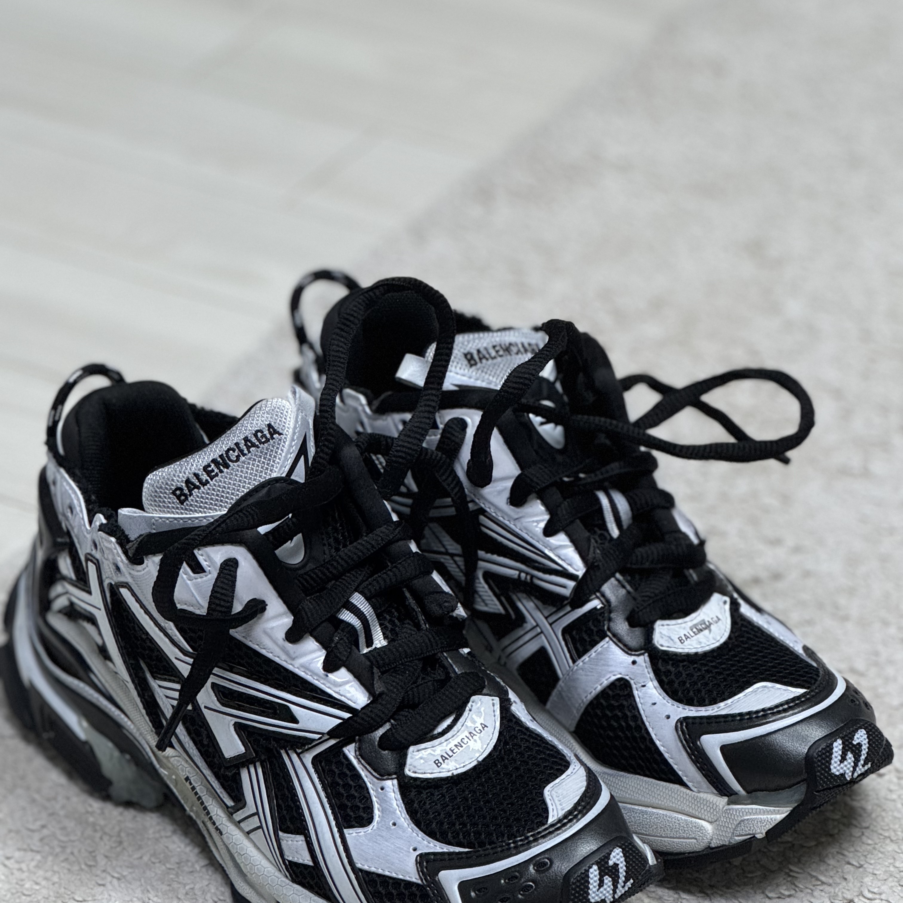 Balenciaga Runner Sneakers Black White 착용 스타일 - 2