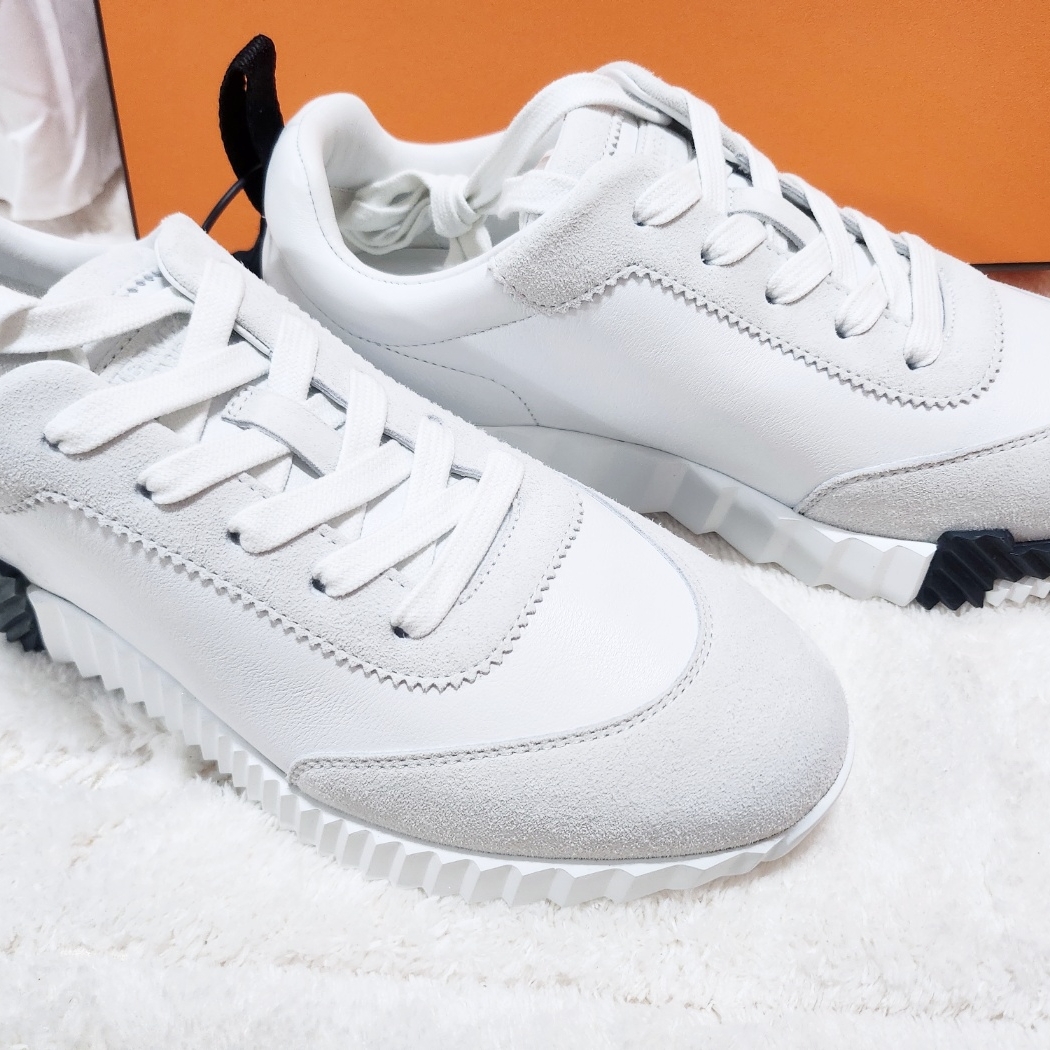 (W) Hermes Bouncing Sneakers Calfskin Suede Goatskin & Blanc 착용 스타일 - 2