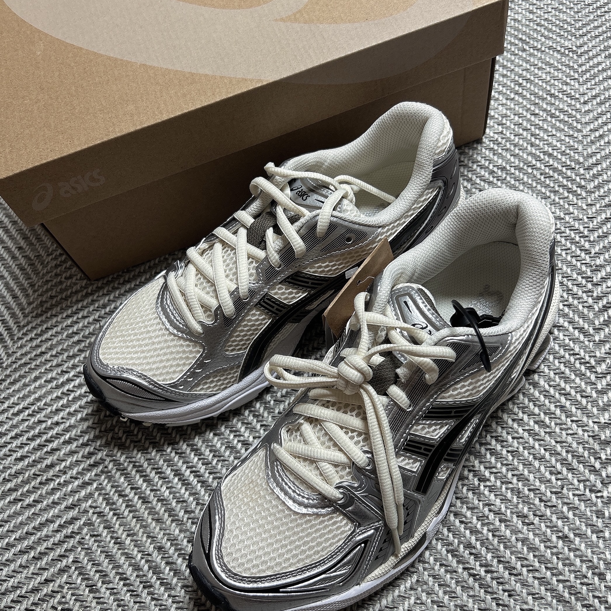 Asics Gel-Kayano 14 Cream Black 착용 스타일