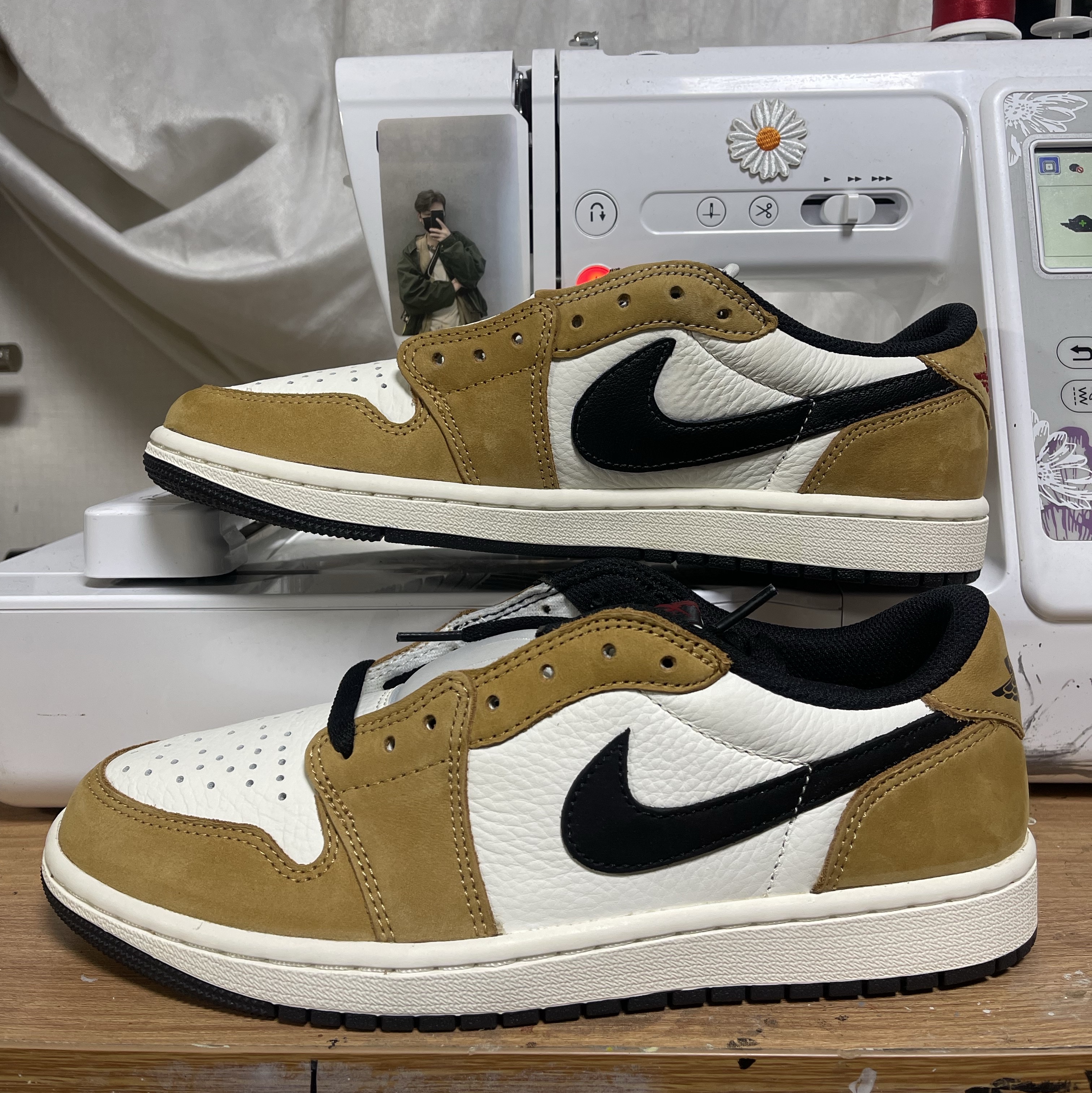 Jordan 1 Low OG Sail and Golden Harvest 착용 스타일 - 3
