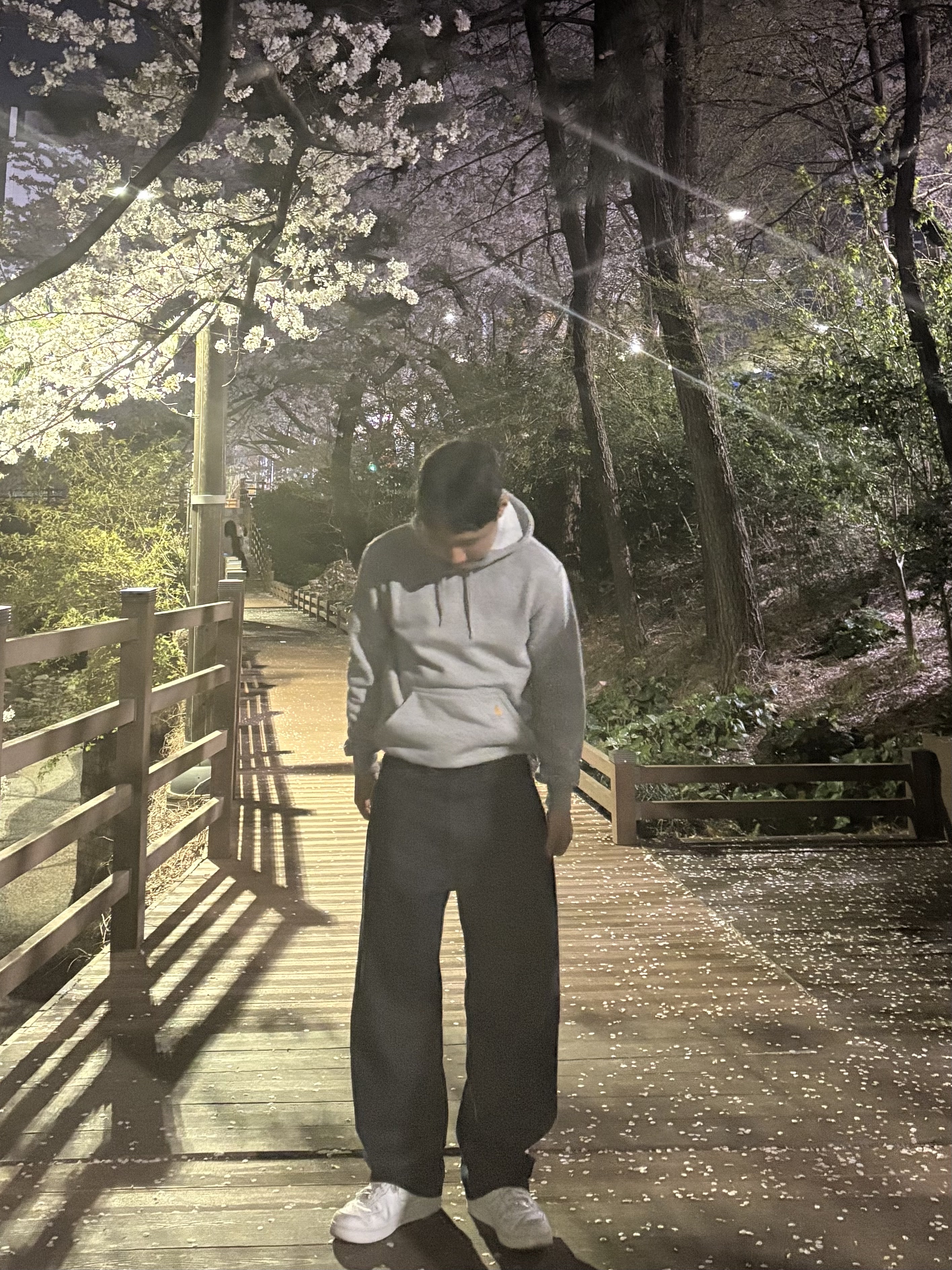 Carhartt Loose Fit Midweight Regular Hoodie Heather Grey, Carhartt WIP Robertson Denim Landon Pants Blue Rinsed 착용 스타일 - 1
