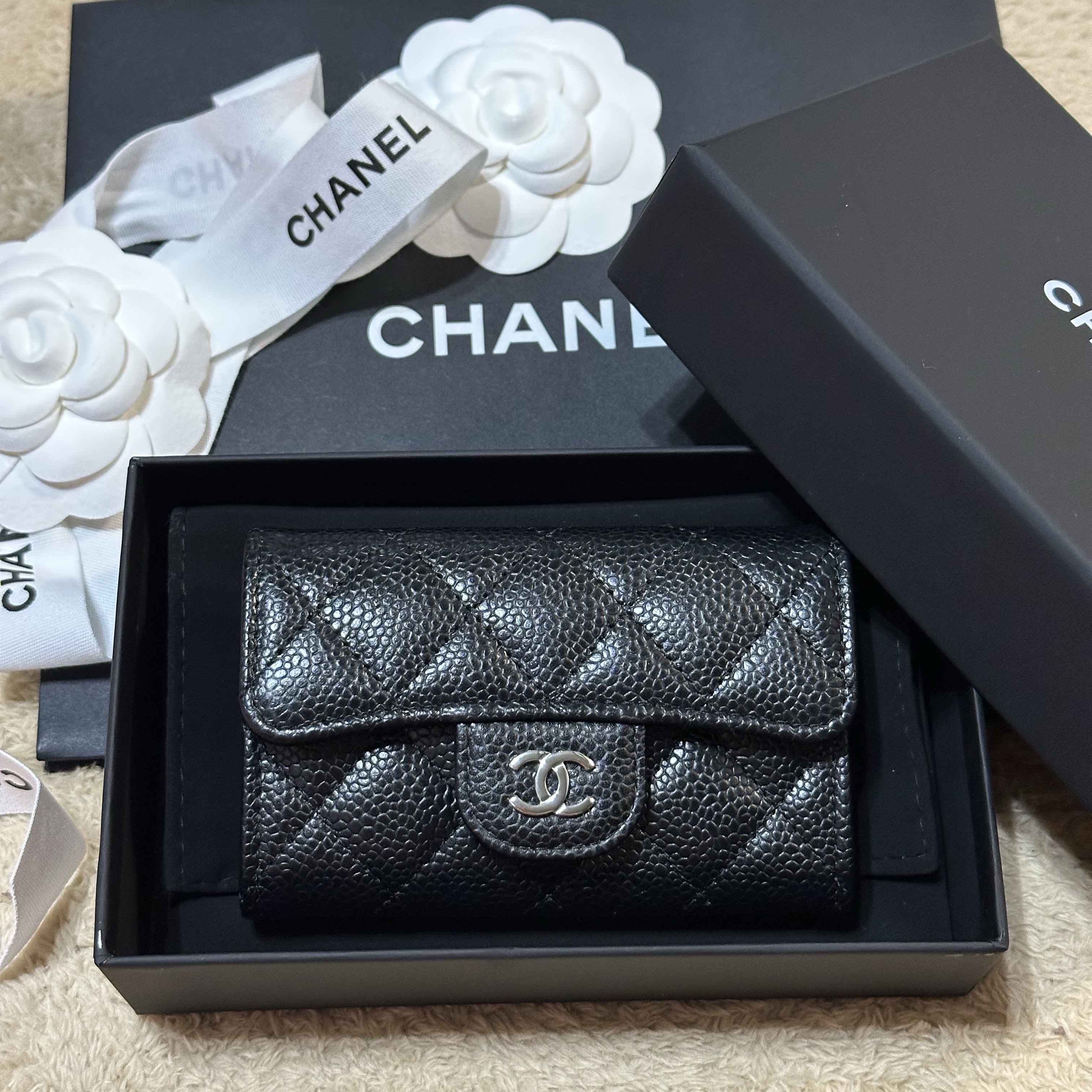 Chanel Classic Card Holder Grained Calfskin & Silver Black 착용 스타일