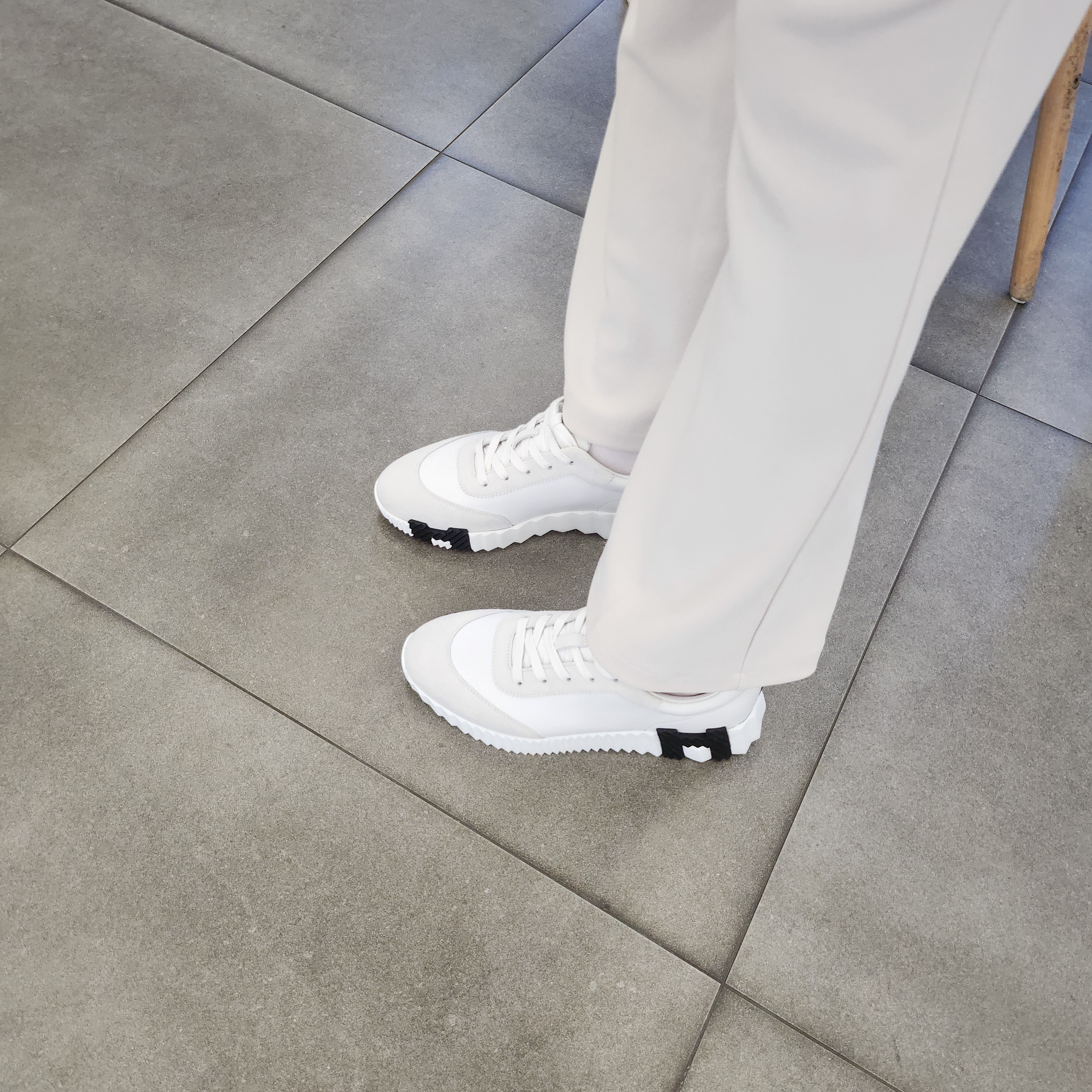 (W) Hermes Bouncing Sneakers Calfskin Suede Goatskin & Blanc 착용 스타일 - 3