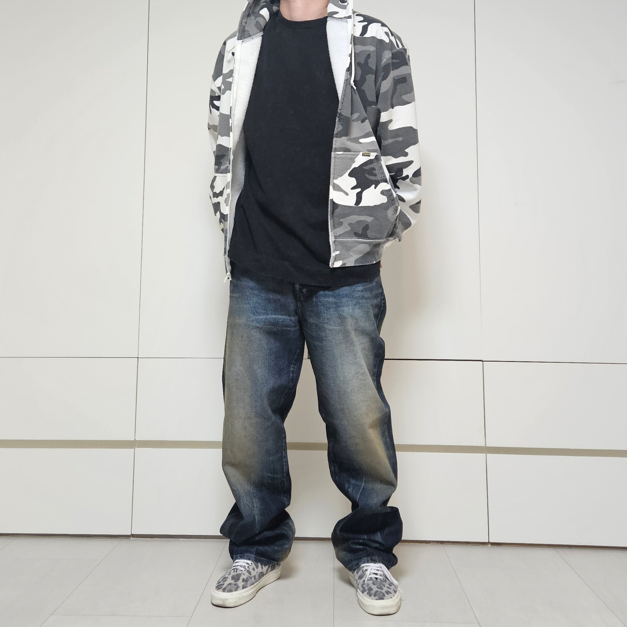 Supreme Distressed Loose Fit Selvedge Jean Washed Indigo - 25SS, Supreme Work Zip Up Hooded Sweatshirt Snow Camo - 24FW 착용 스타일 - 1