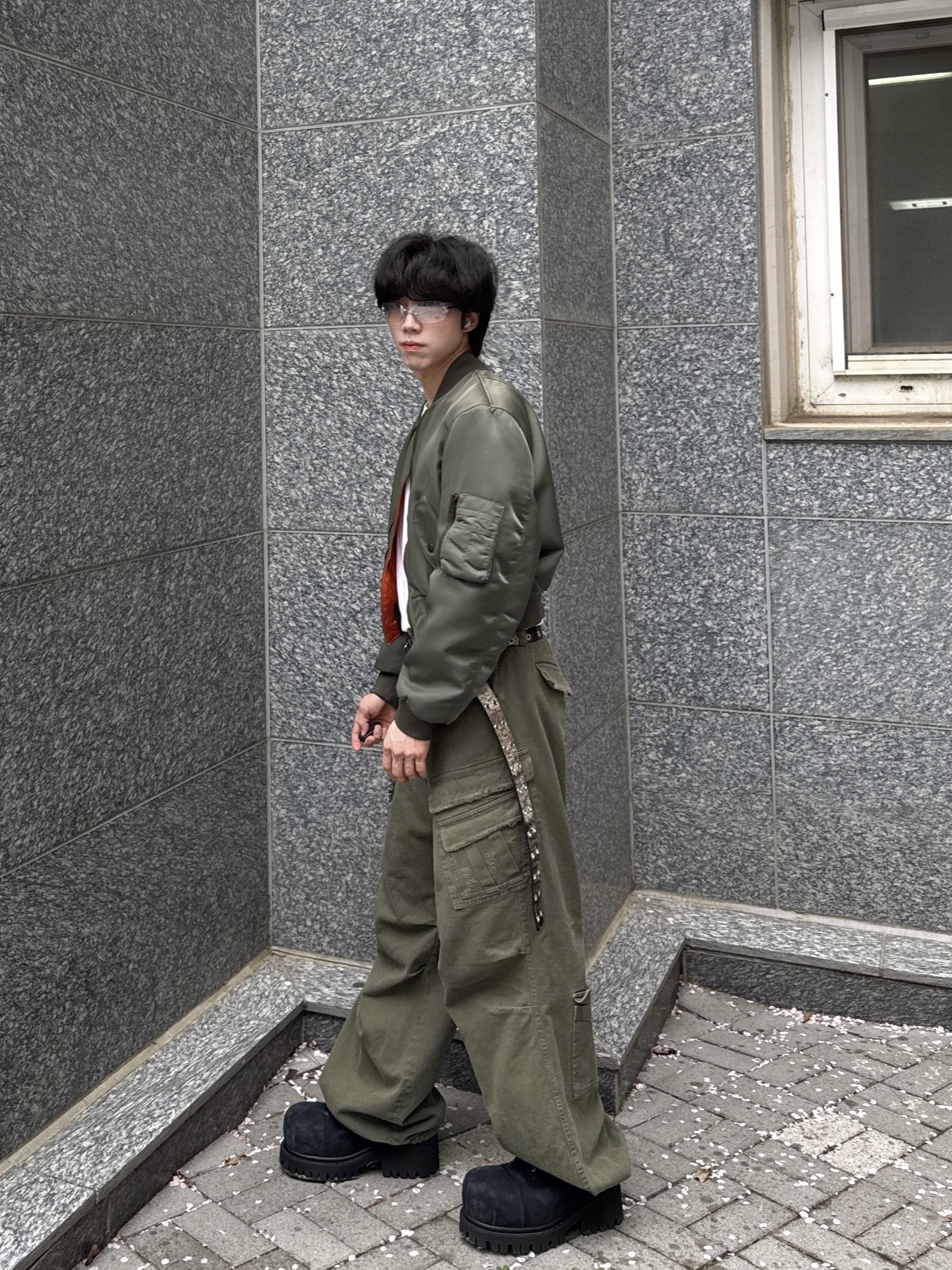 Nonnod Double Pocket Cargo Pants Vintage Khaki, MJD x Kamien Double Hole Belt Oak Brown 착용 스타일 - 6