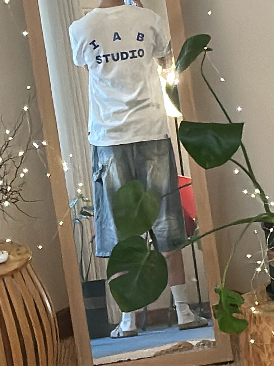 IAB Studio 10th Anniversary T-Shirt White, Birkenstock Boston Soft Footbed Taupe - Regular 착용 스타일