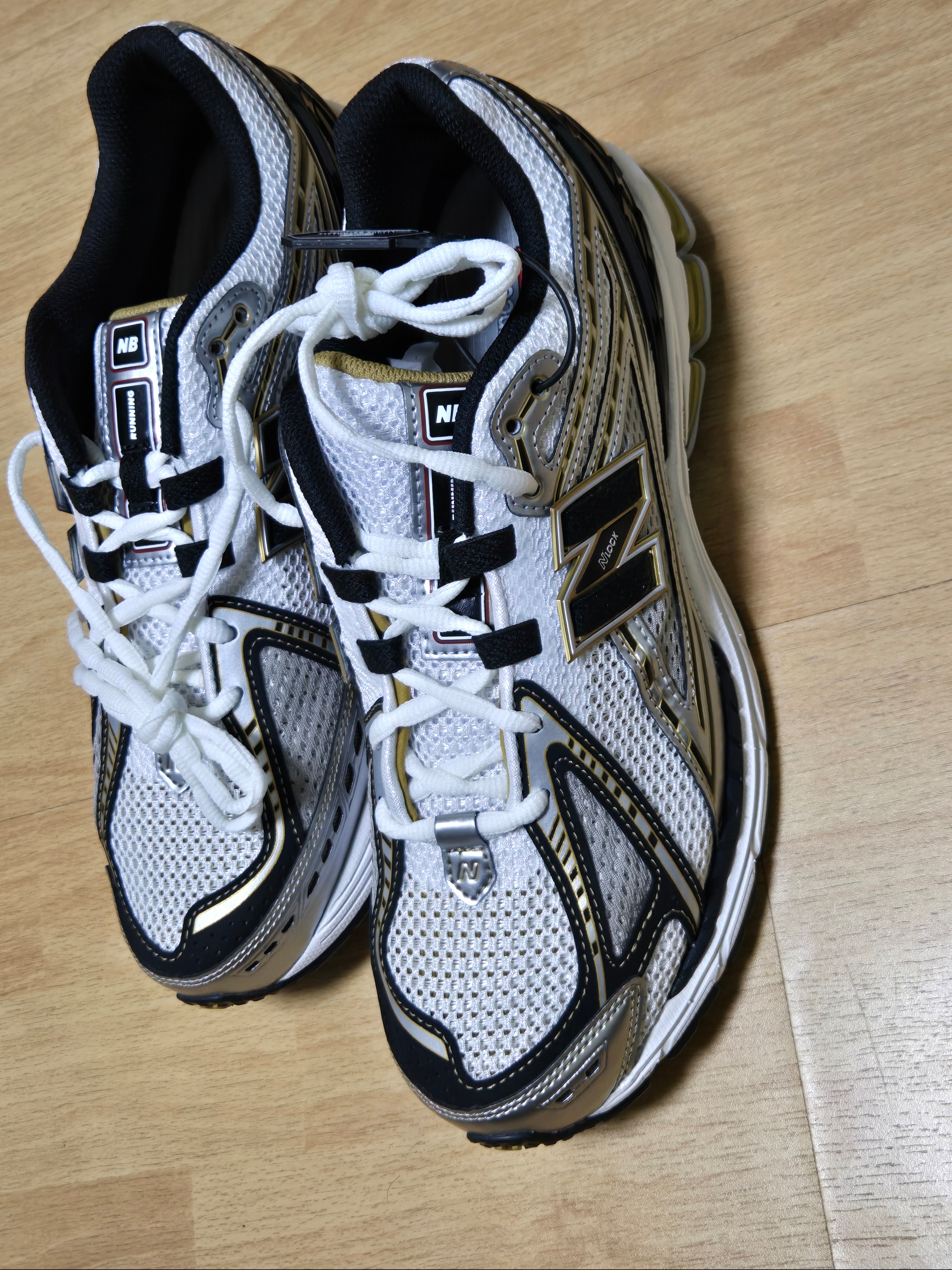 New Balance 1906R White Gold 착용 스타일