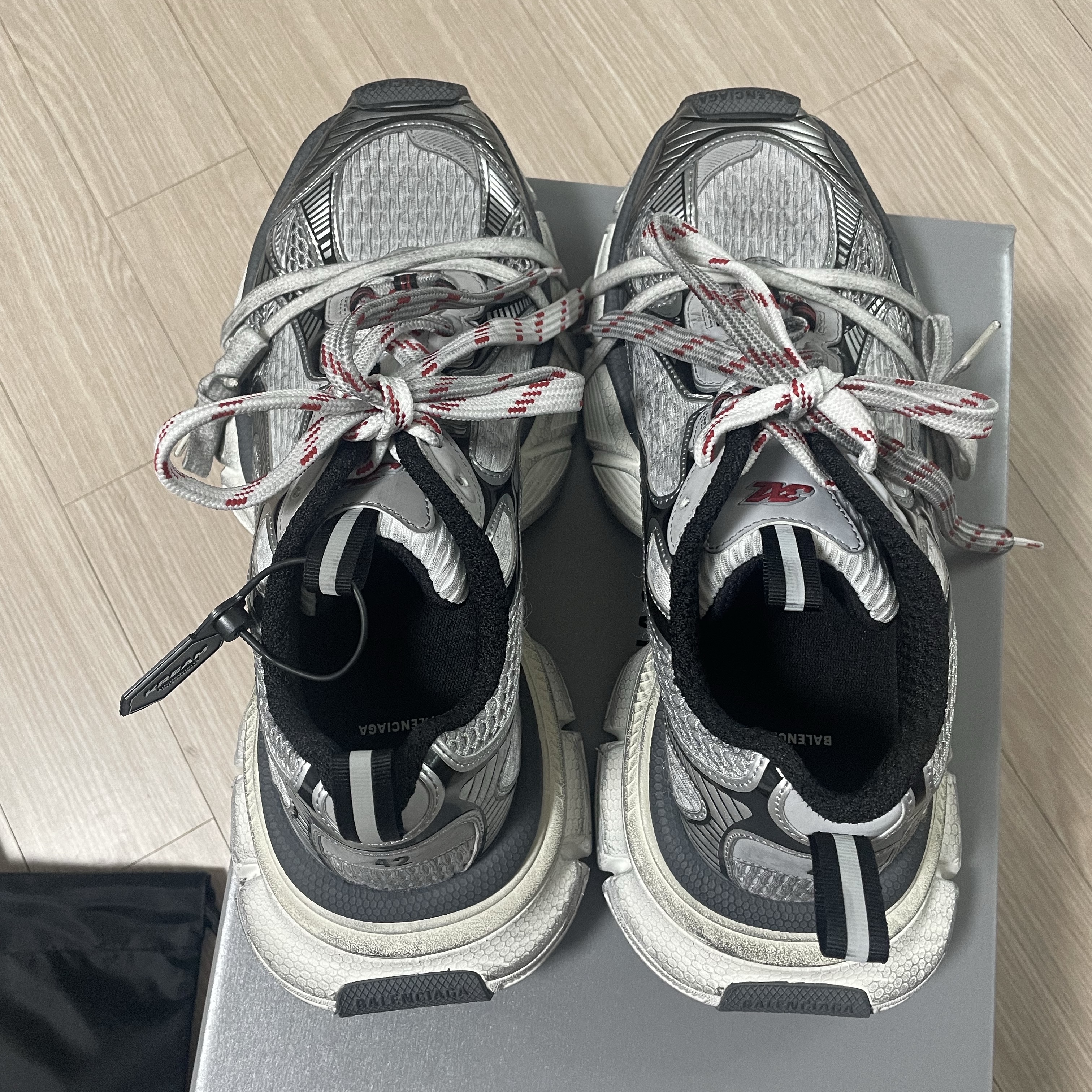 Balenciaga 3XL Sneakers Grey White Red 착용 스타일