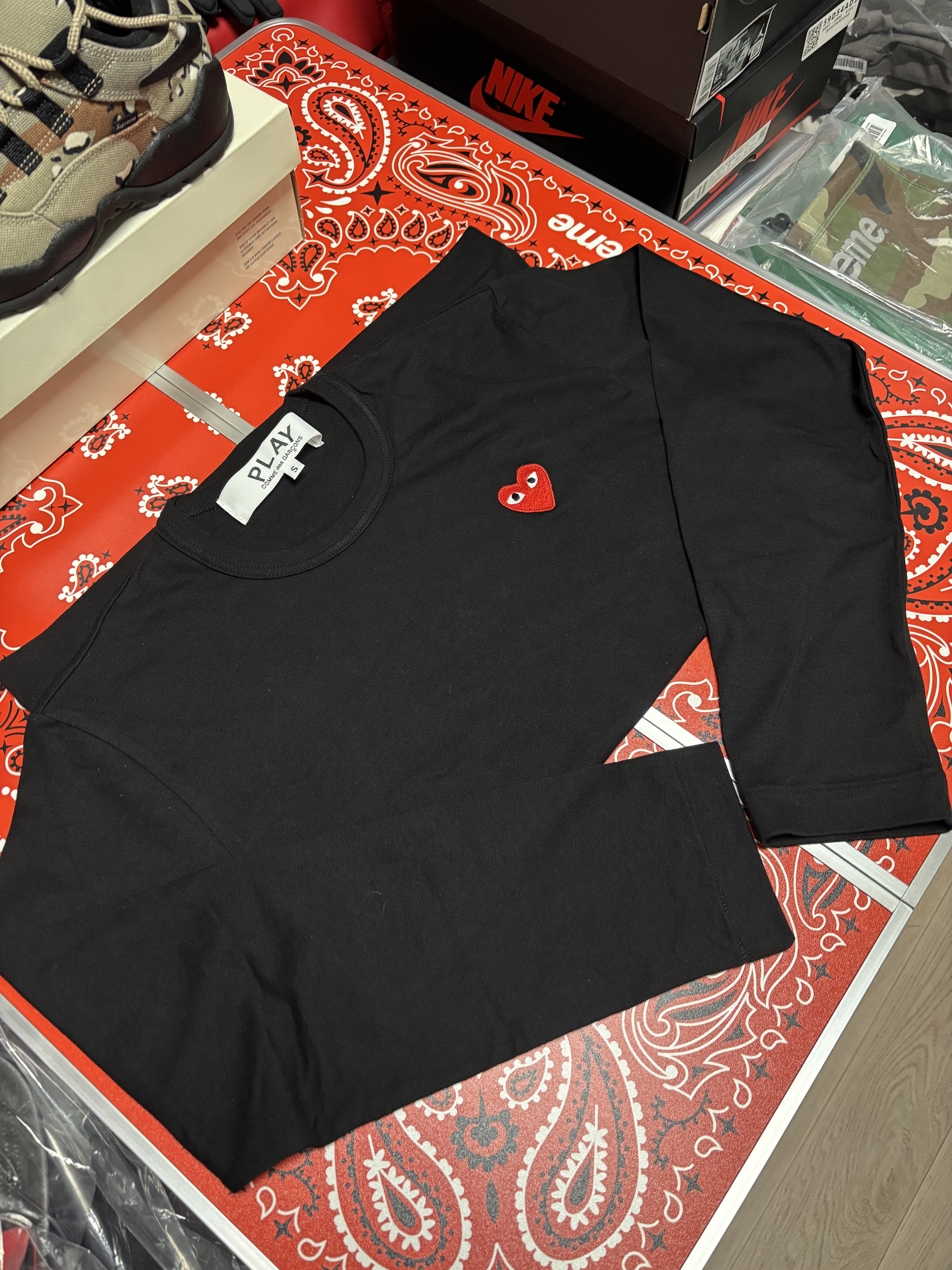 Play Comme des Garcons LS T-Shirt Black, Carhartt WIP Columbia Ripstop Regular Cargo Pants Buffalo 착용 스타일 - 1