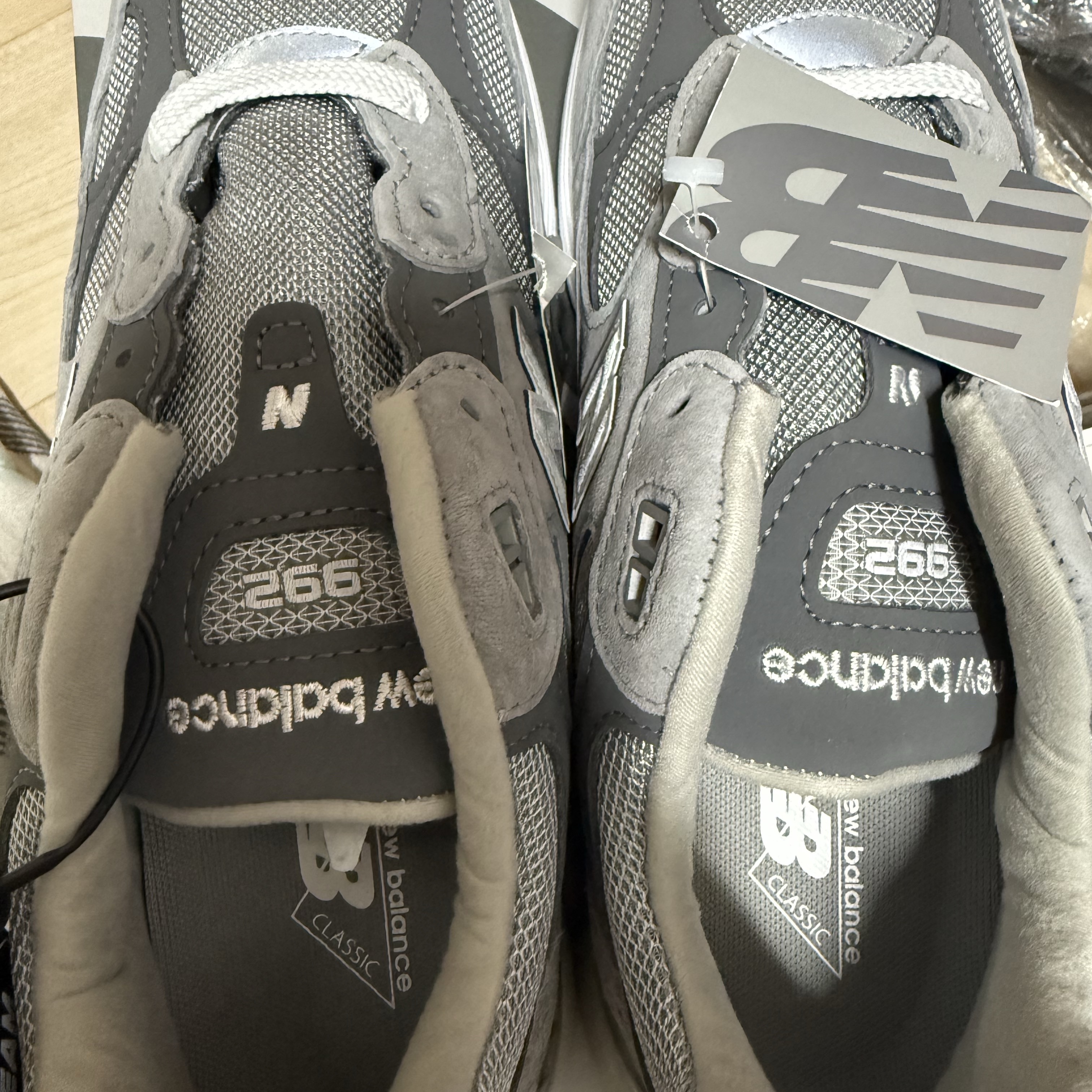 New Balance 992 Made in USA Core Grey Silver Metallic 착용 스타일