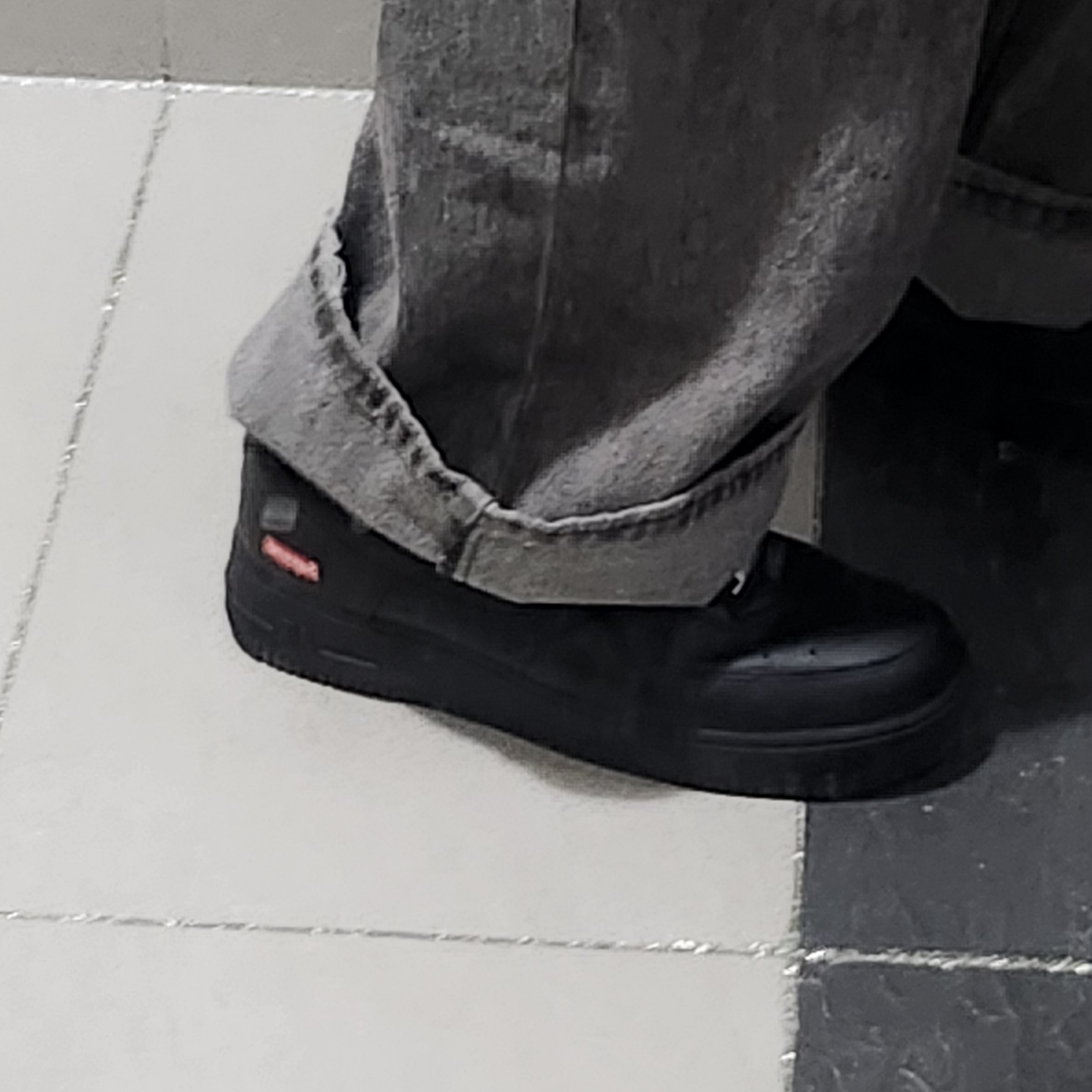 Nike x Supreme Air Force 1 Low Black 착용 스타일 - 1