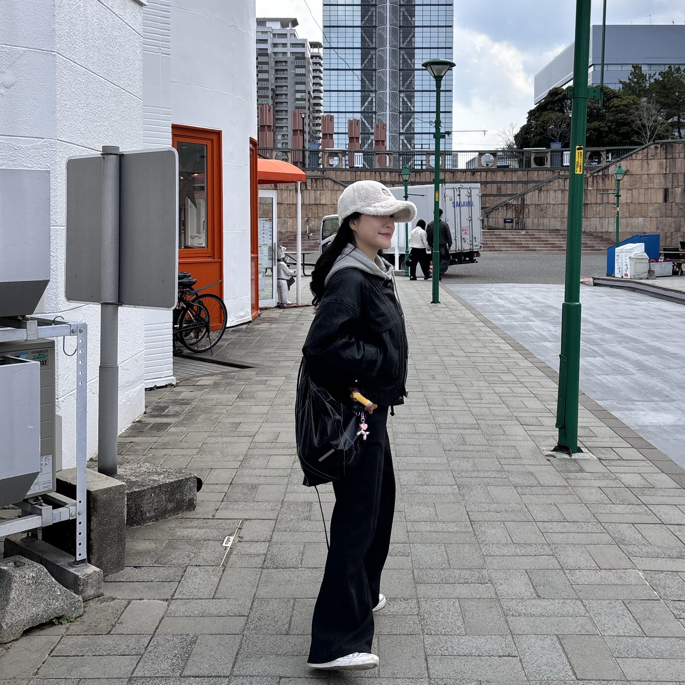 Matin Kim String Coating Backpack Black 착용 스타일