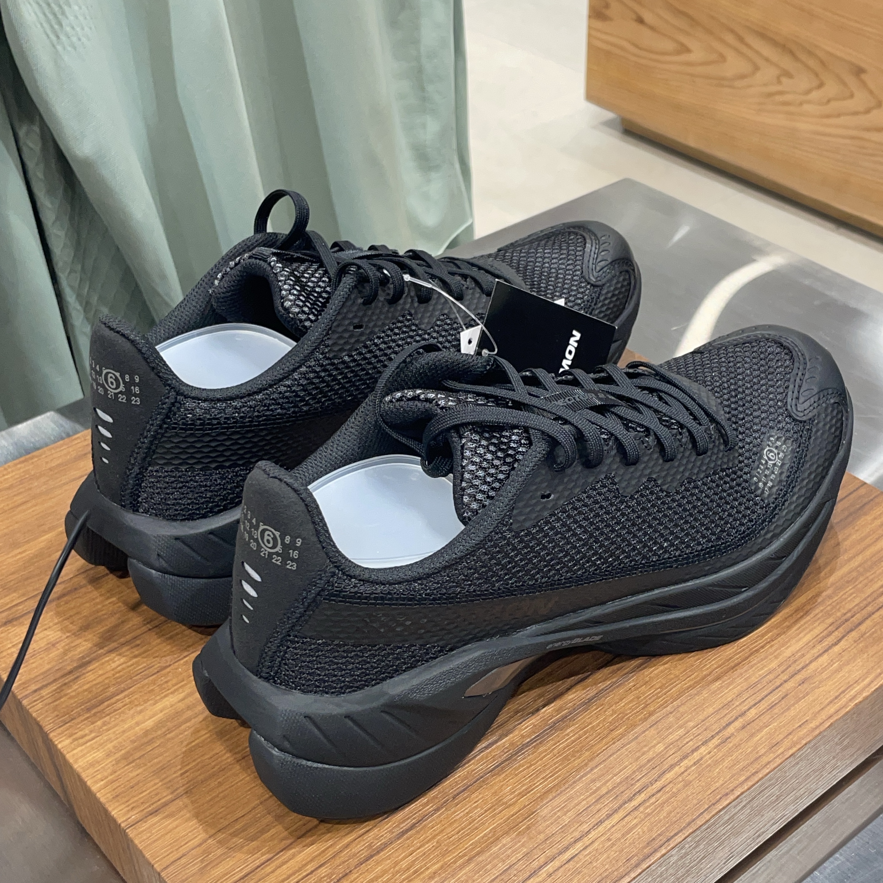 Salomon x MM6 Maison Margiela Spectur 2 Black Pewter, Salomon x MM6 Maison Margiela Cap Deep Black 착용 스타일 - 1