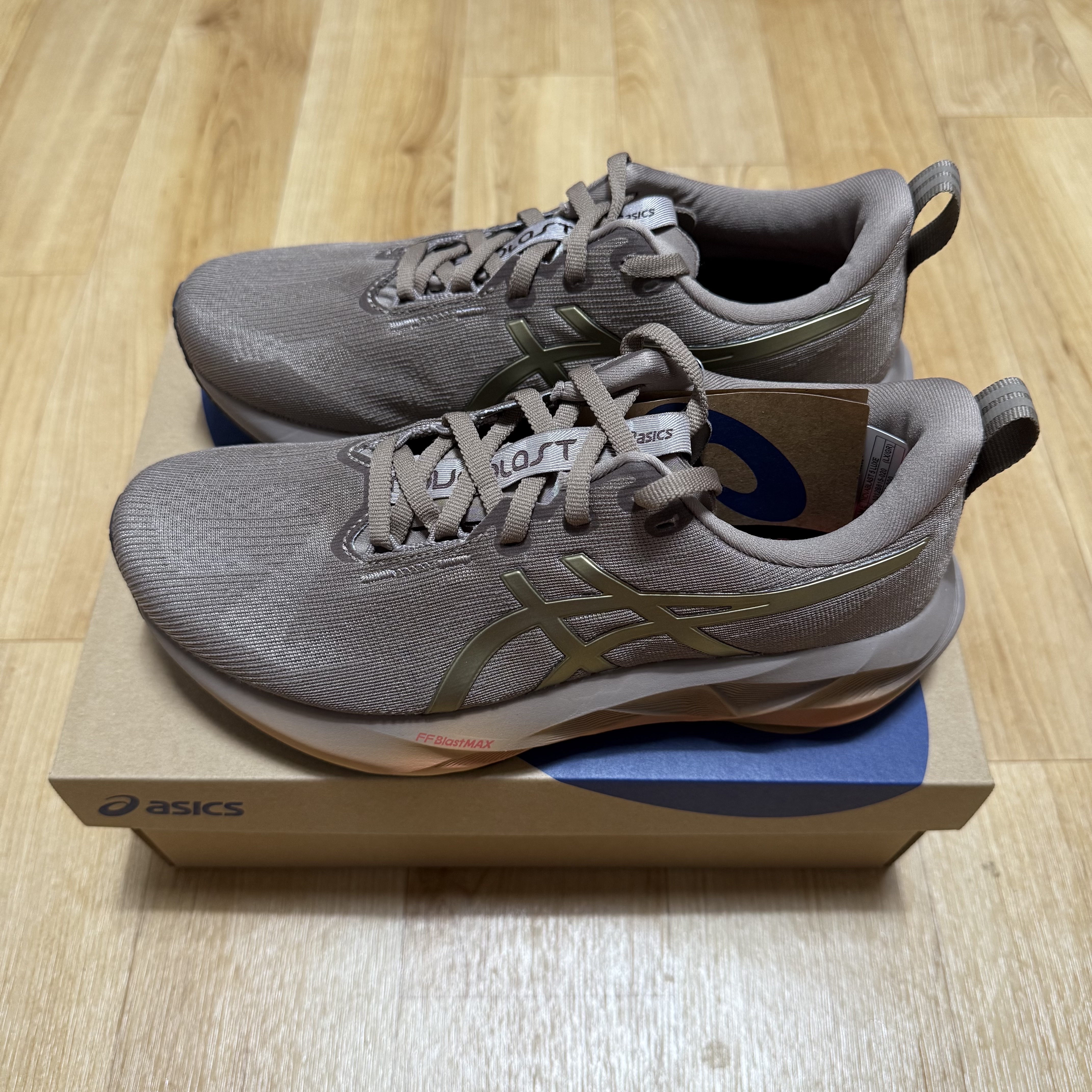 Asics Novablast 5 Luxe Taupe Grey 착용 스타일 - 2