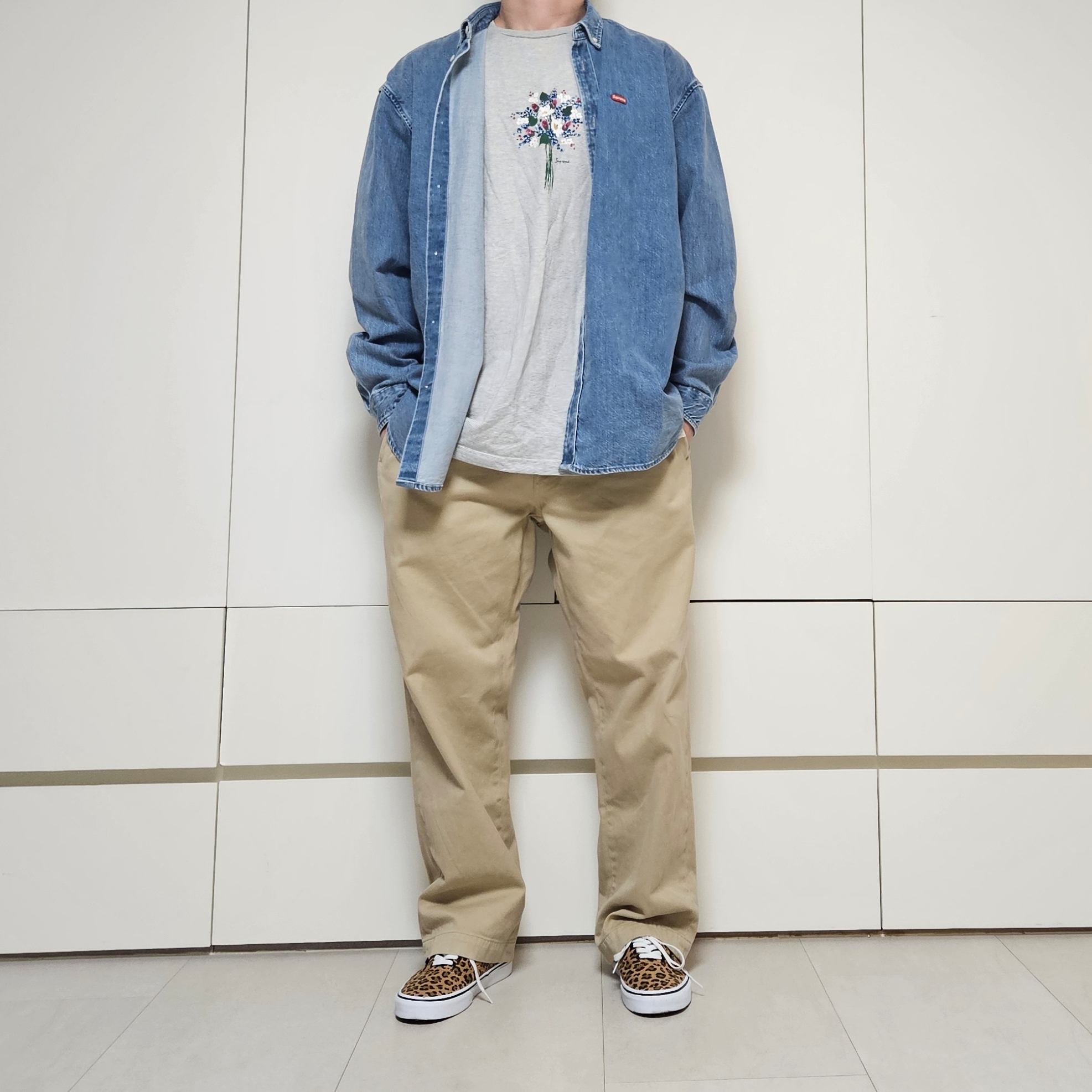 Supreme Small Box Denim Shirt Washed Indigo - 25SS, Supreme Chino Pant Tan - 24SS 착용 스타일 - 1