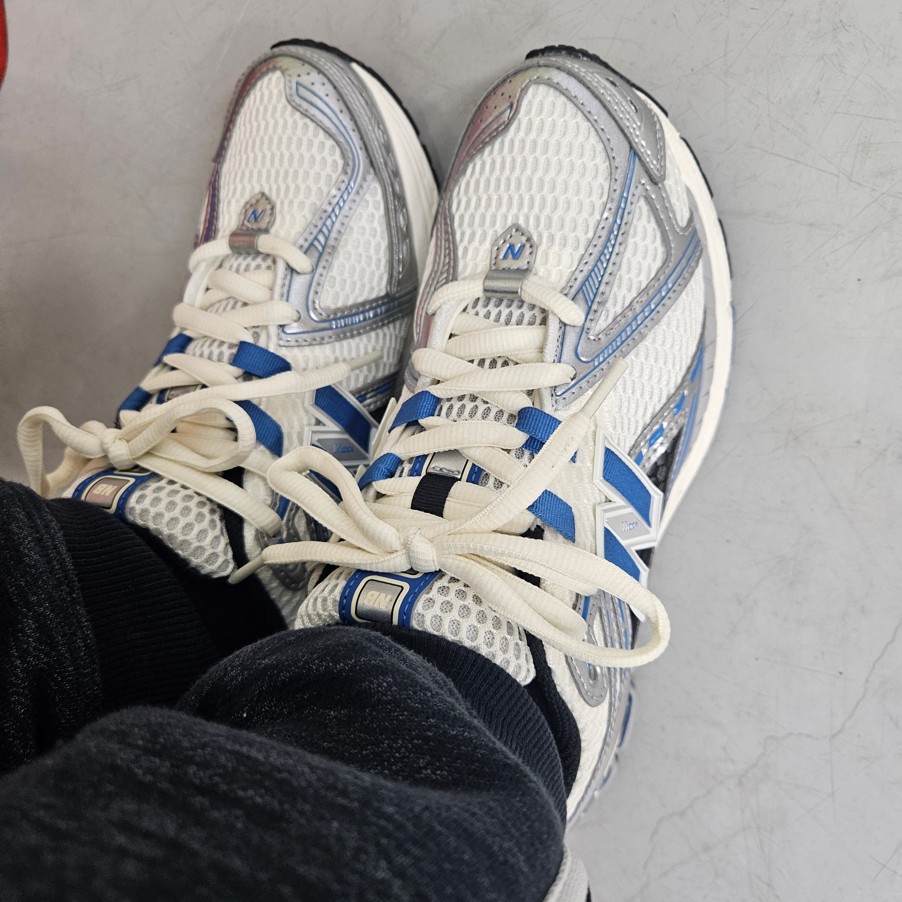 New Balance 1906R Silver Metallic Blue 착용 스타일 - 4
