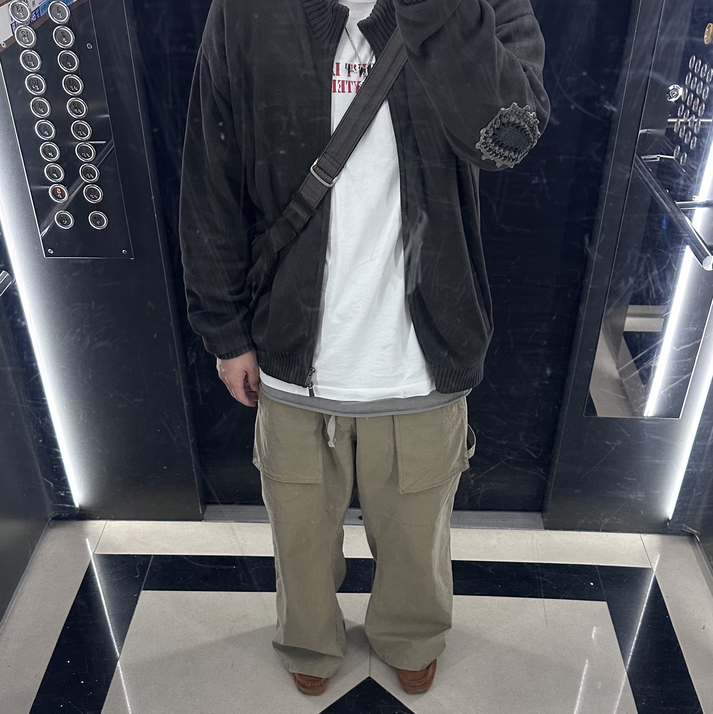 Polyteru Track Knit Zip Up Charcoal, Polyteru Painter Pajama Pants Beige 착용 스타일