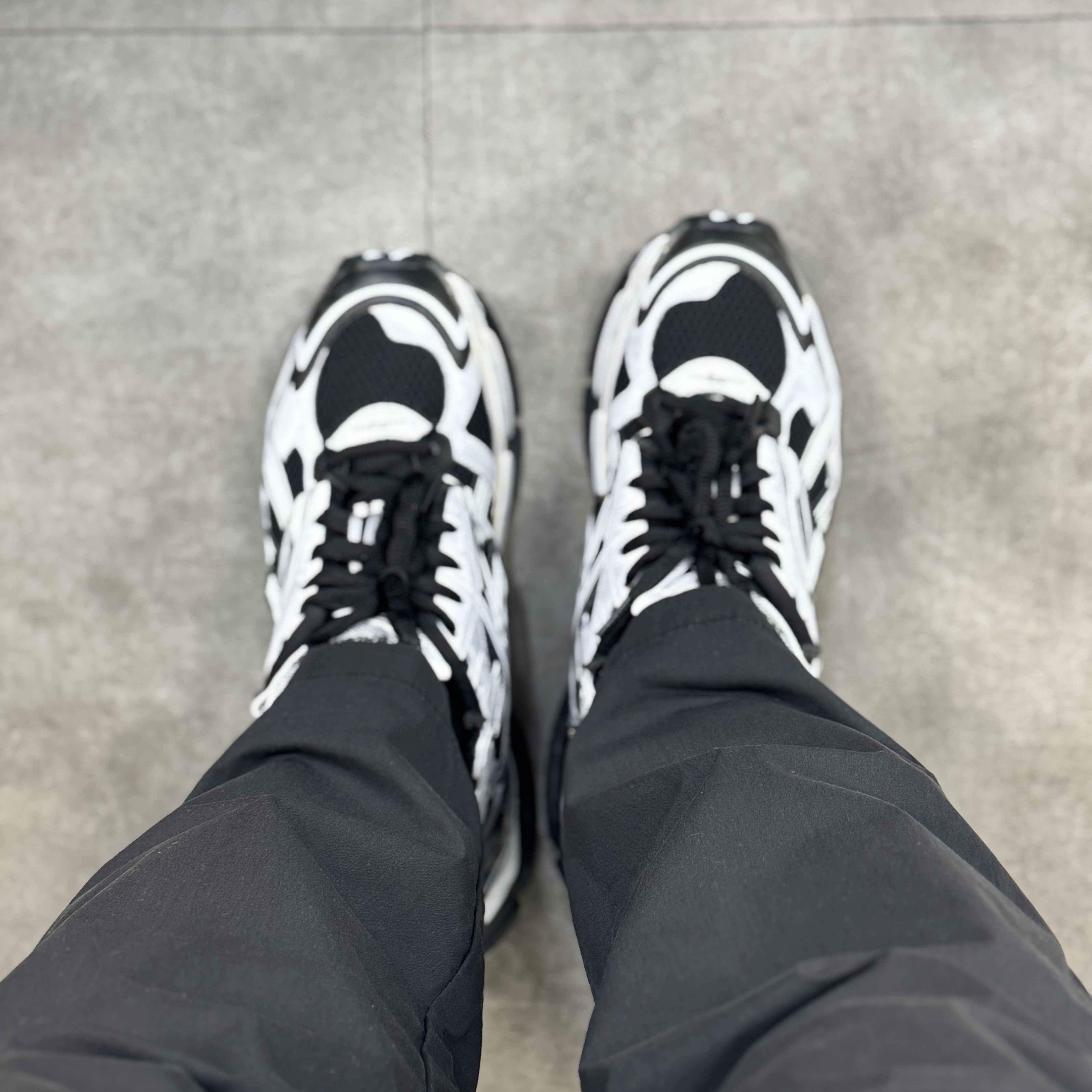 Balenciaga Runner Sneakers Black White 착용 스타일 - 1