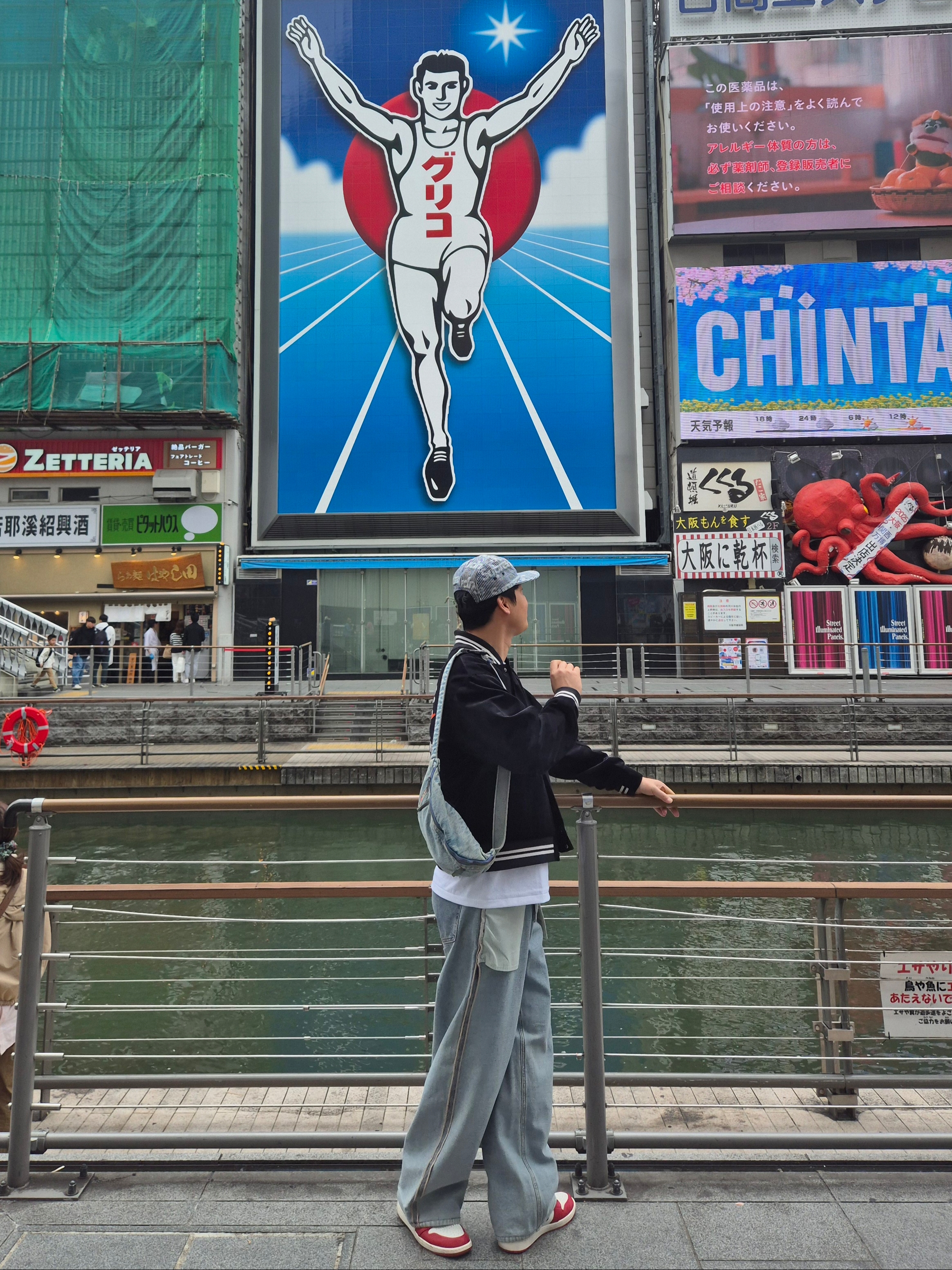 BAPE Neon Camo Milo Busy Works T-Shirt White, Jordan 1 Retro High OG Chicago 2022 착용 스타일 - 3