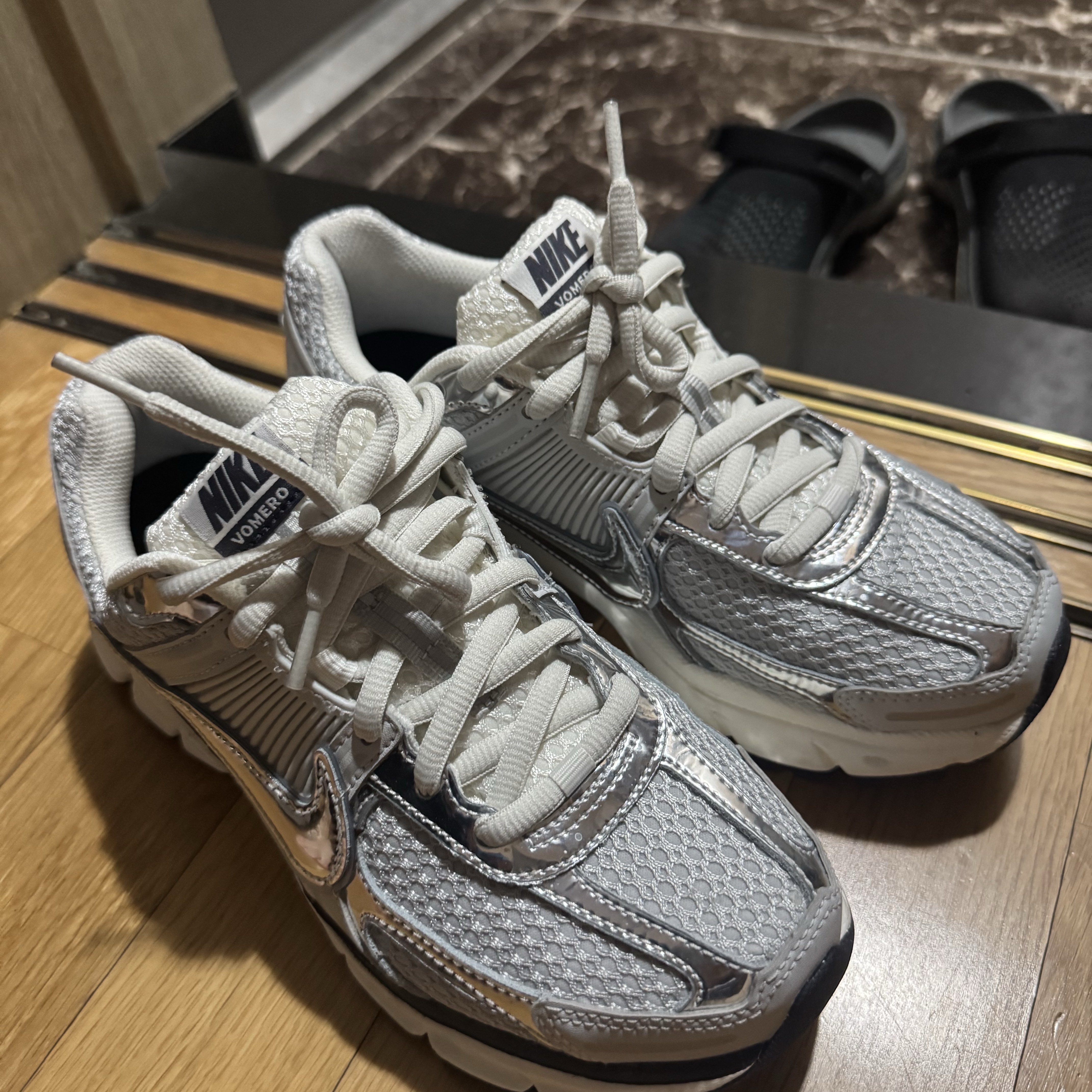 (W) Nike Zoom Vomero 5 Photon Dust and Metallic Silver 착용 스타일