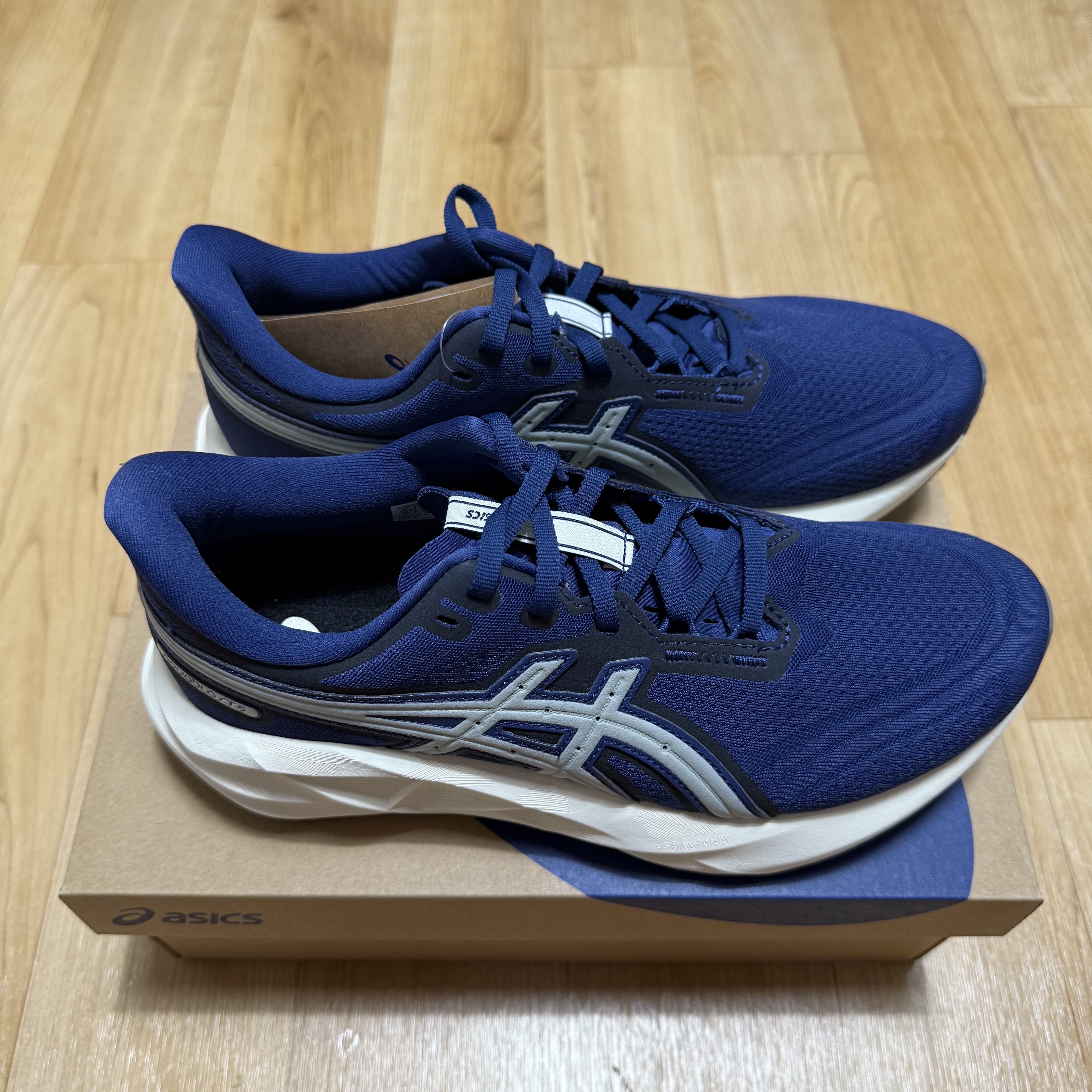 Asics Novablast 5 Indigo Blue Seal Grey 착용 스타일 - 4
