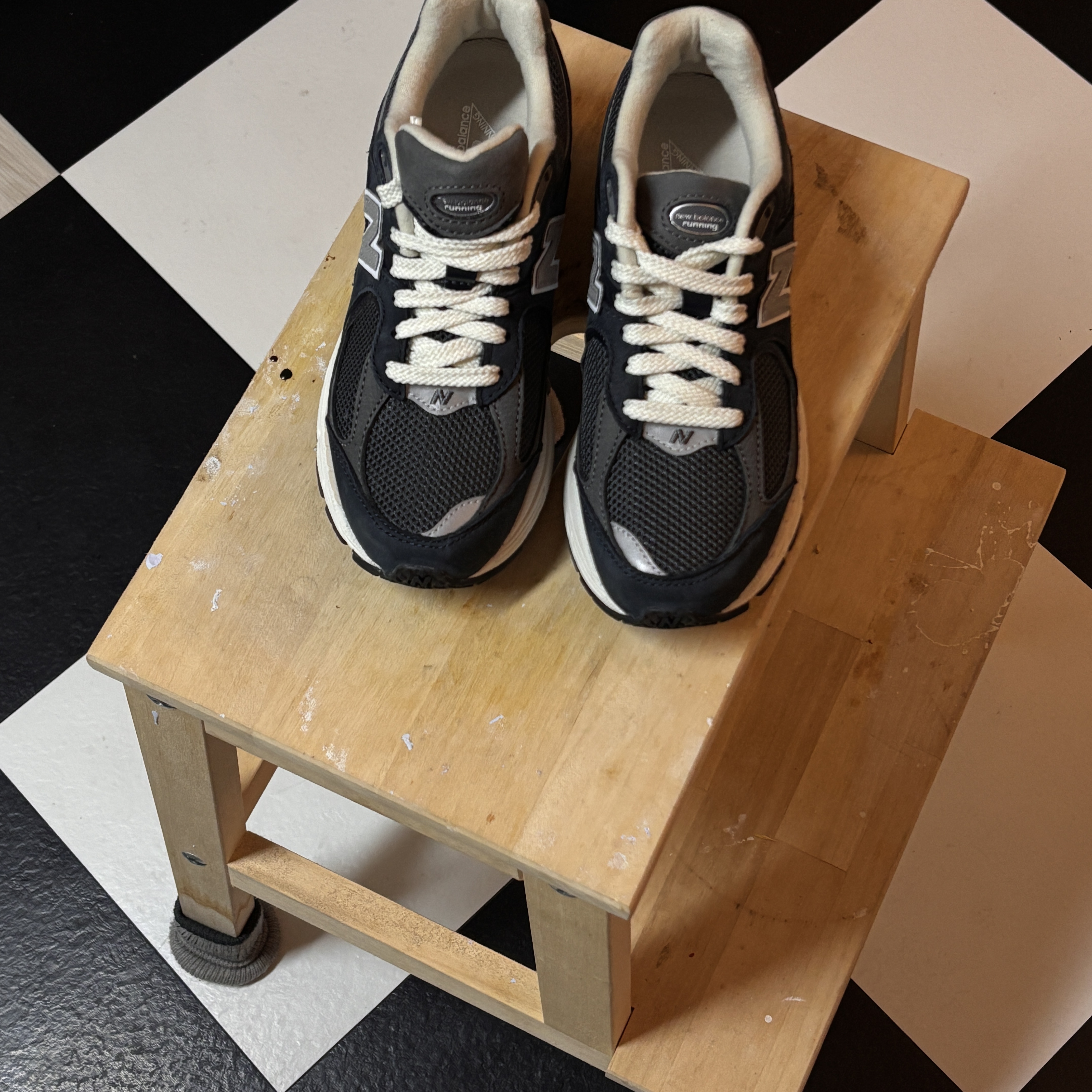 New Balance 2002R Premium Vintage Navy Grey 착용 스타일