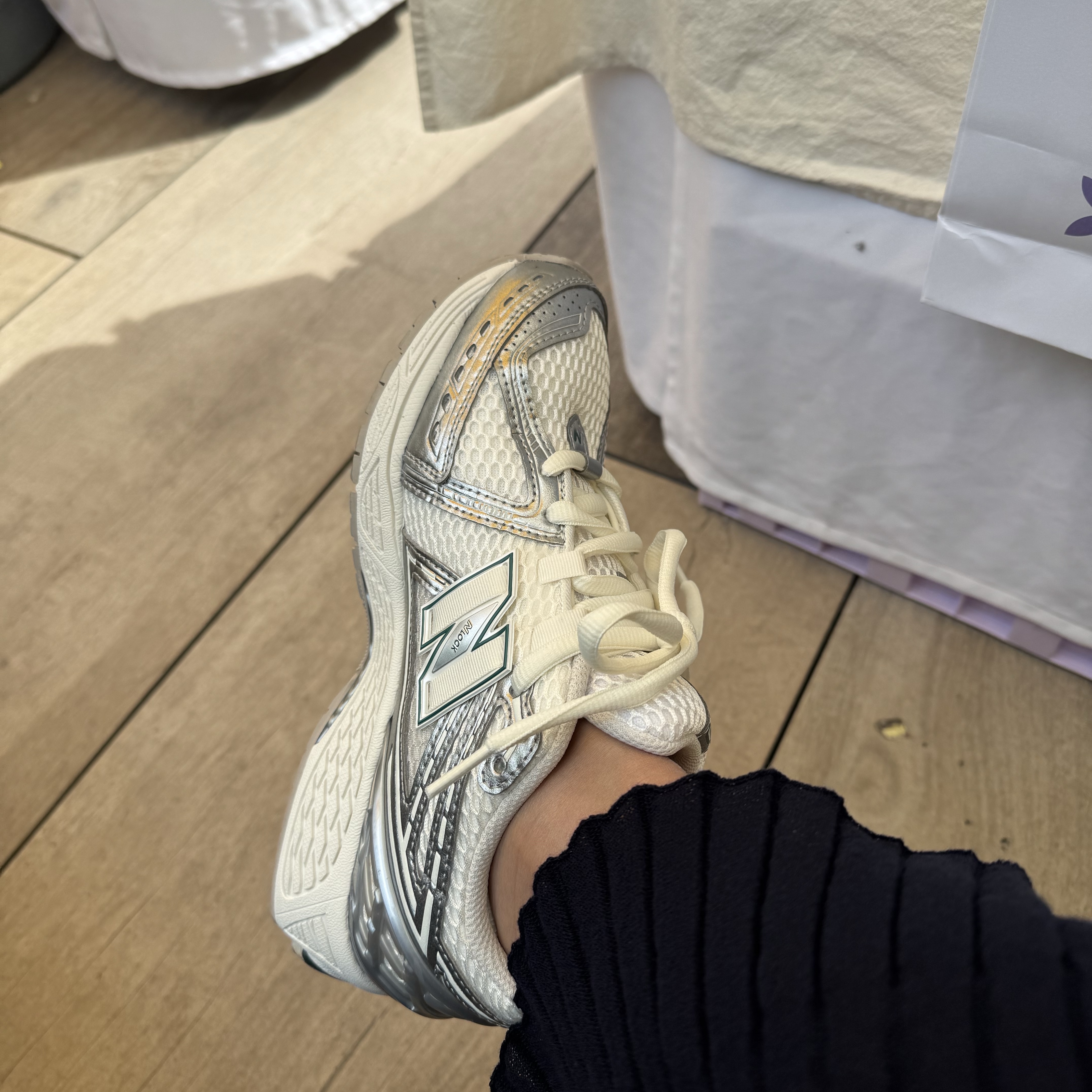 New Balance 1906R Silver Metallic Sea Salt 착용 스타일