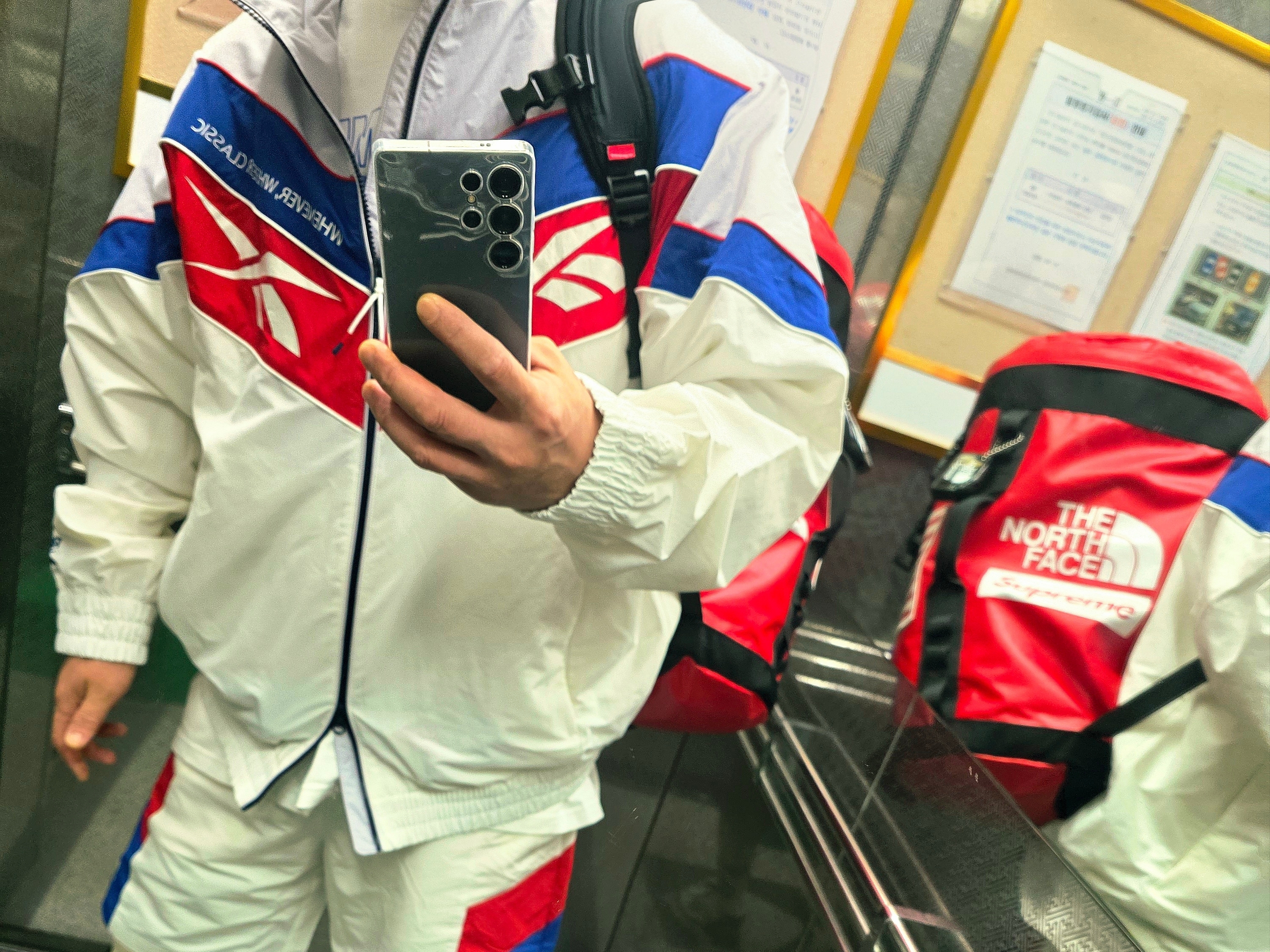 Reebok Twin Vector Windbreaker Off White, Palace x McDonald's Logo T-Shirt White - 23FW ์ฐฉ์ฉ ์คํ์ผ - 7