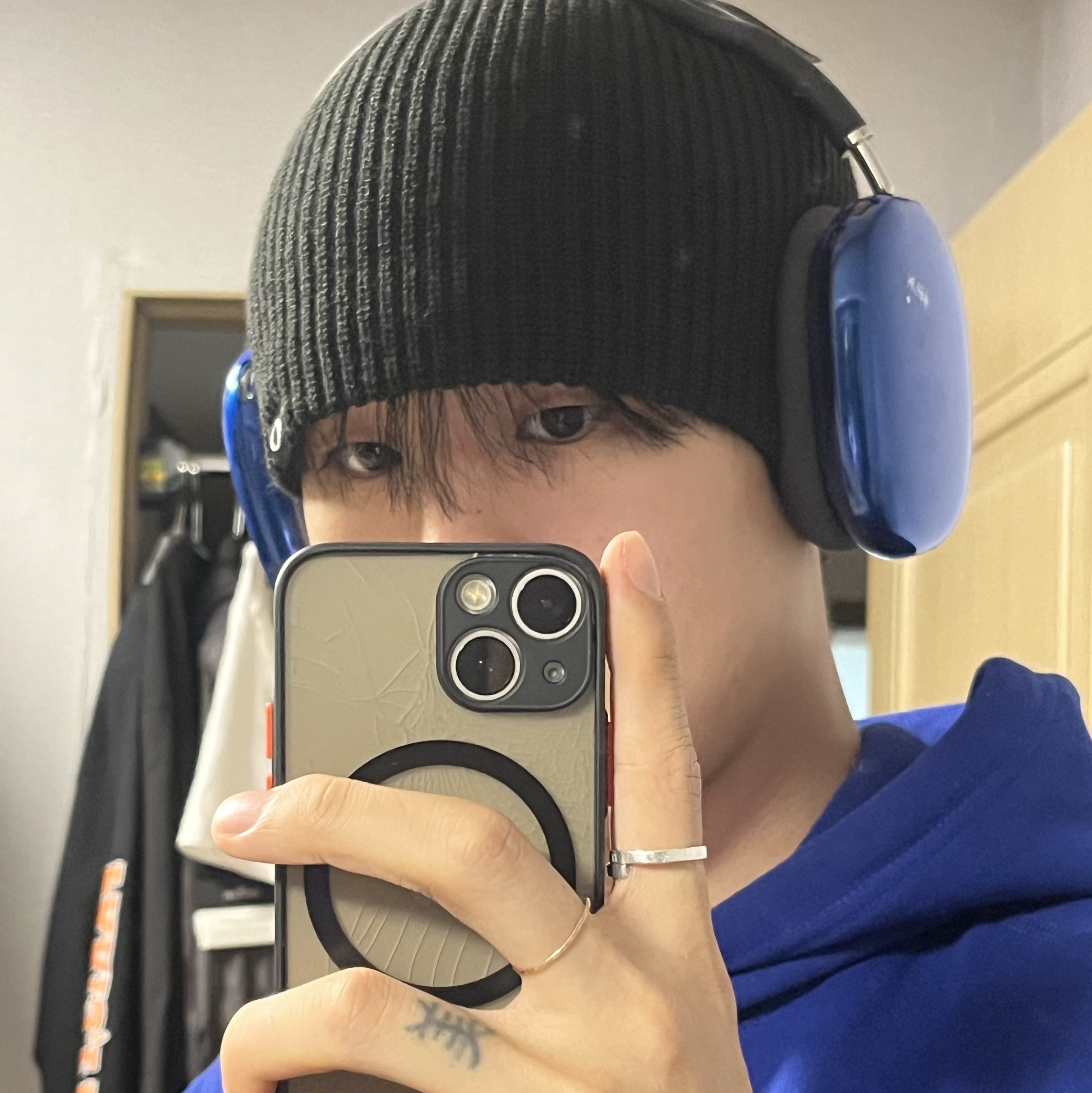 Ader Error Standic AirPods Max Case Z-Blue 착용 스타일 - 1