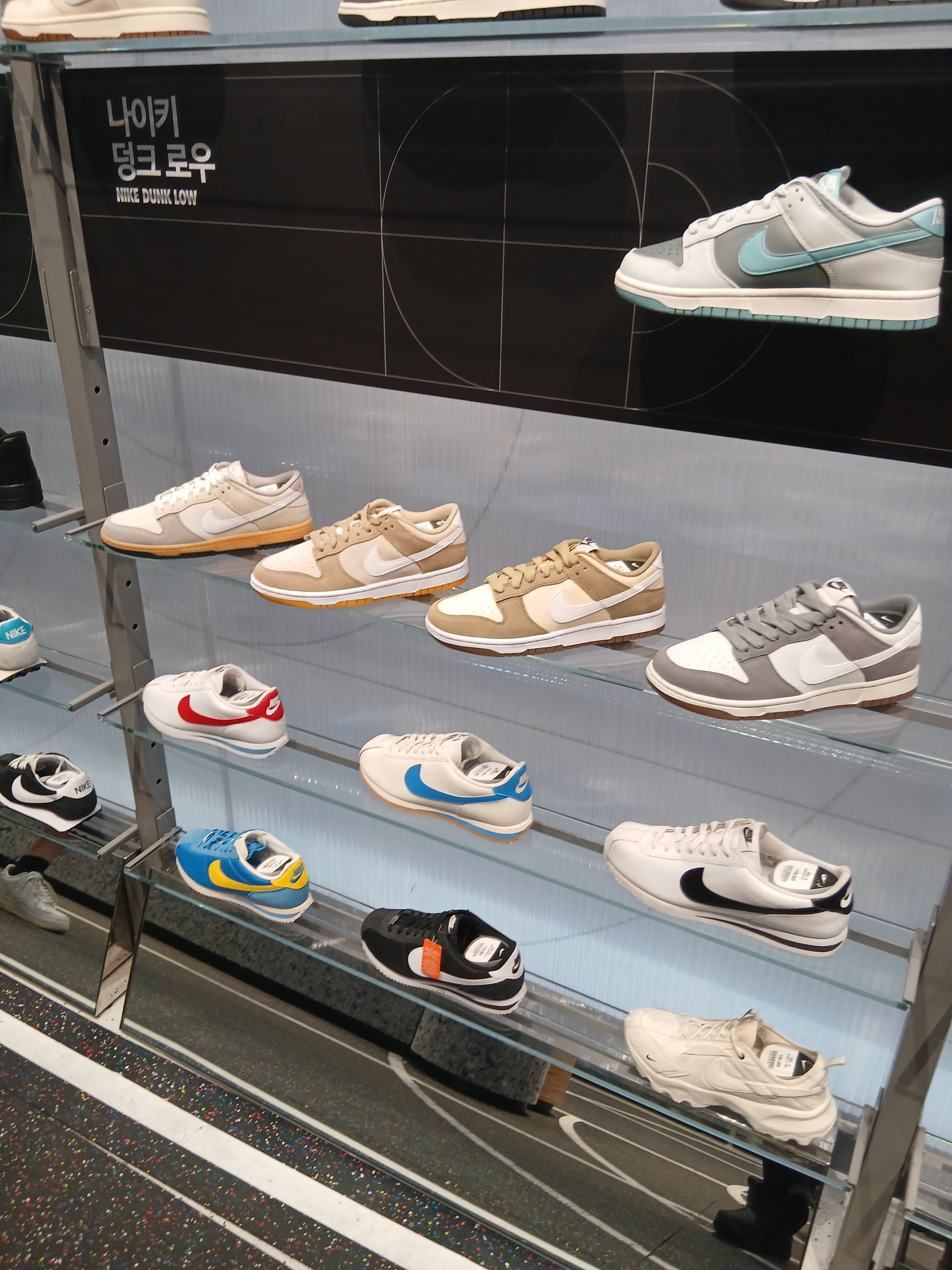 Jordan 1 Low OG Sail and Golden Harvest 착용 스타일 - 3