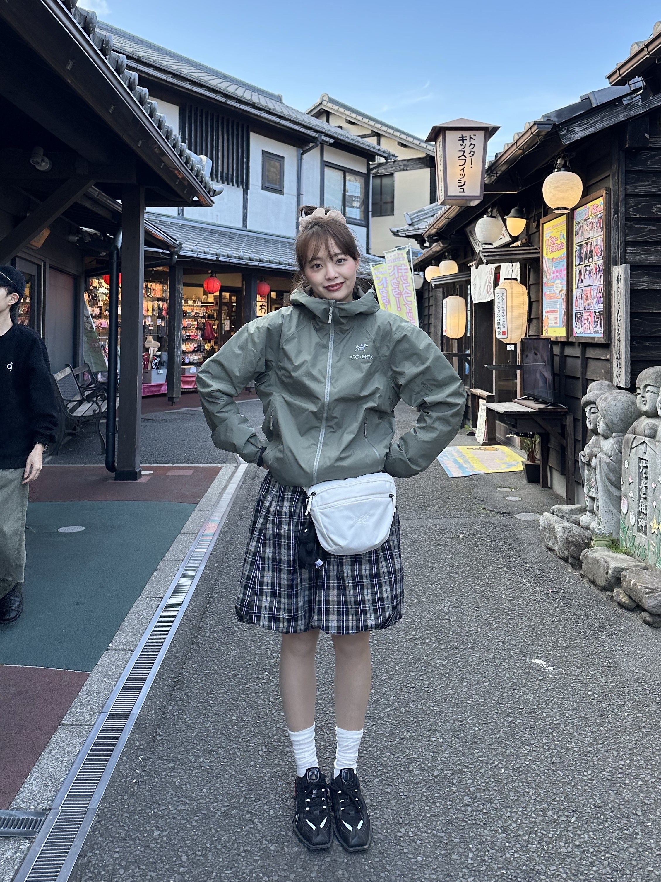 Arc'teryx Kadin Hoody Black, Arc'teryx Mantis 1 Waistpack Whiteout 착용 스타일 - 1