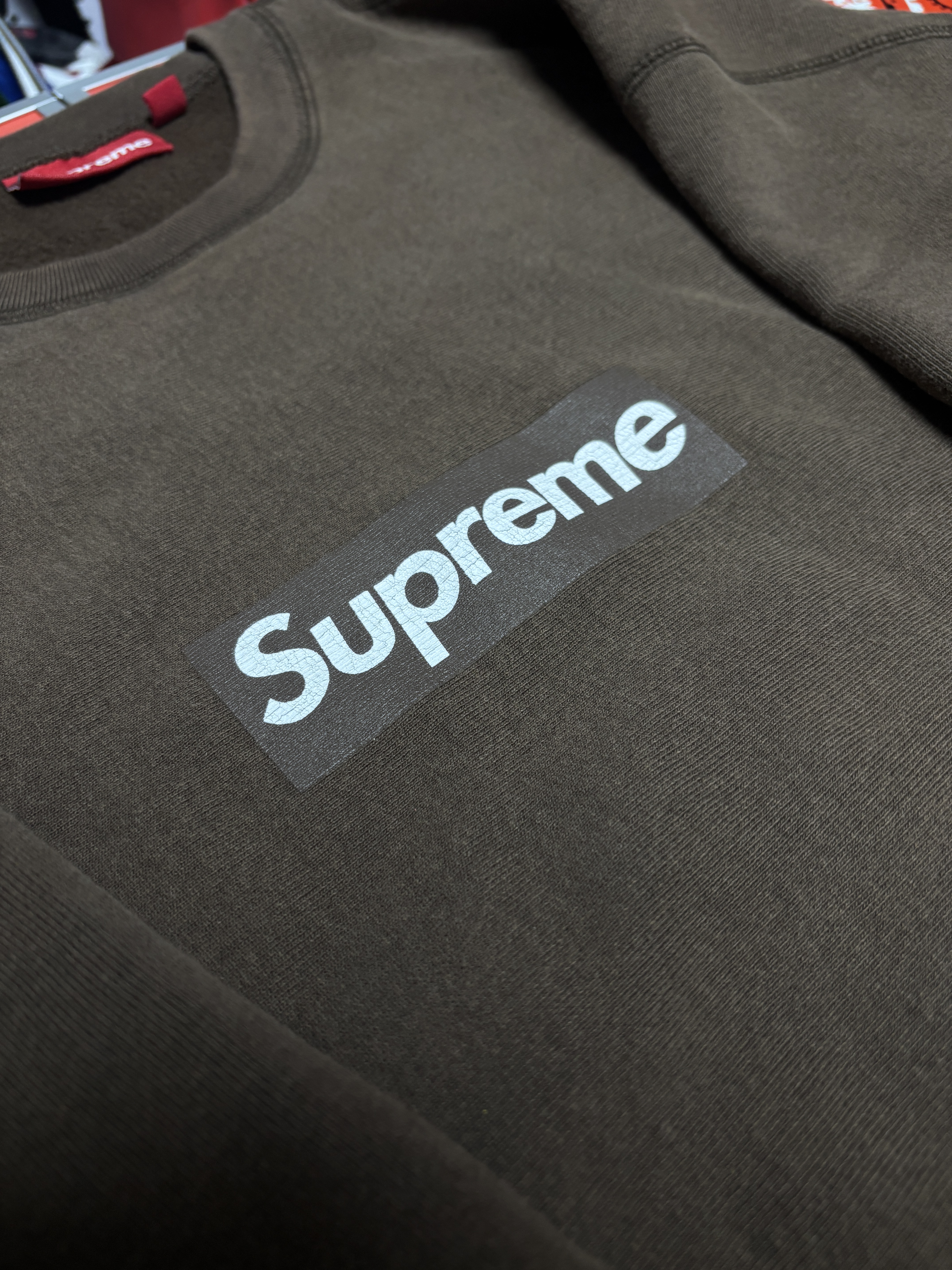 Supreme Washed Box Logo Crewneck White - 25SS, Supreme Washed Box Logo Crewneck Brown - 25SS 착용 스타일 - 4