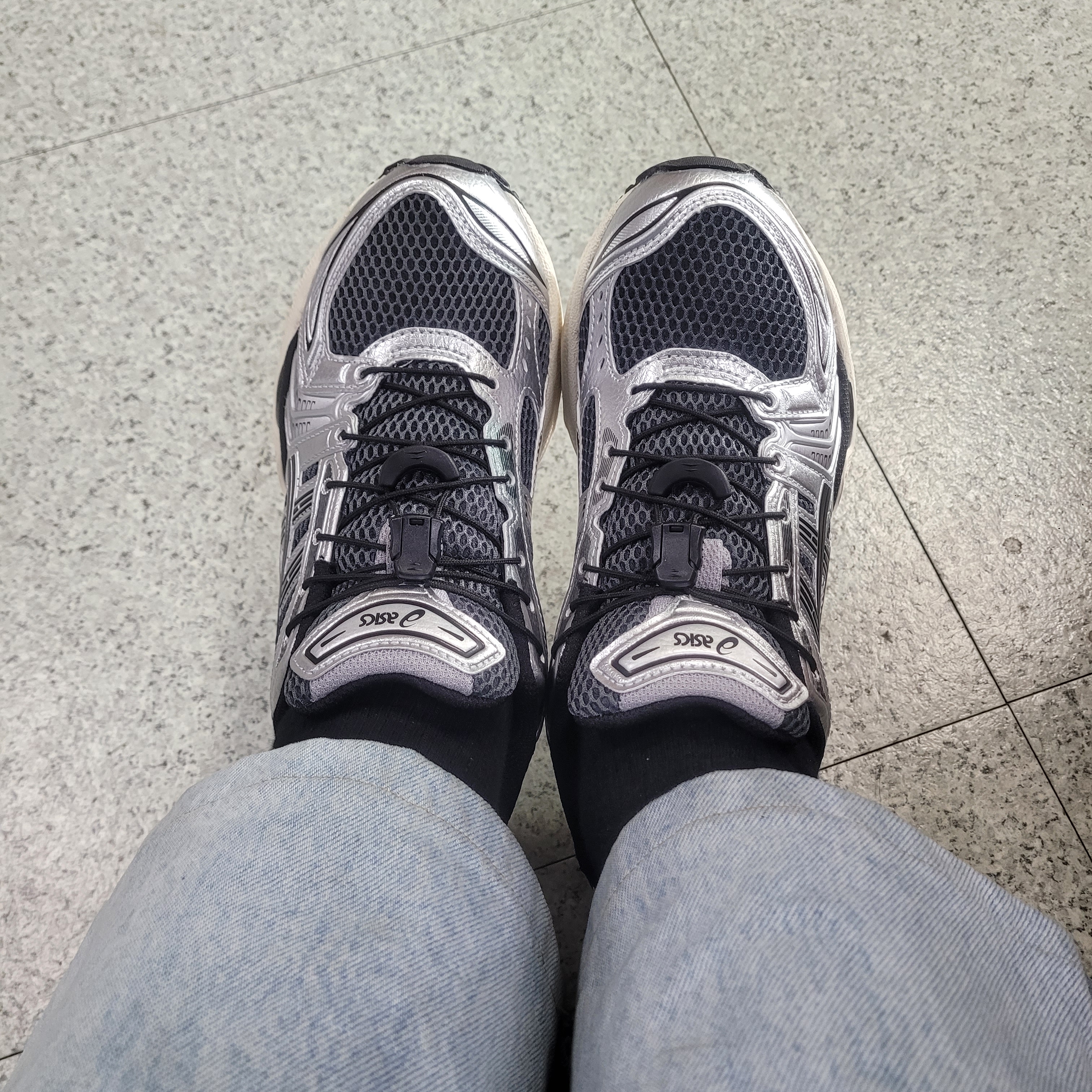 Asics Unlimited Gel-Kayano 14 Carrier Grey Black 착용 스타일