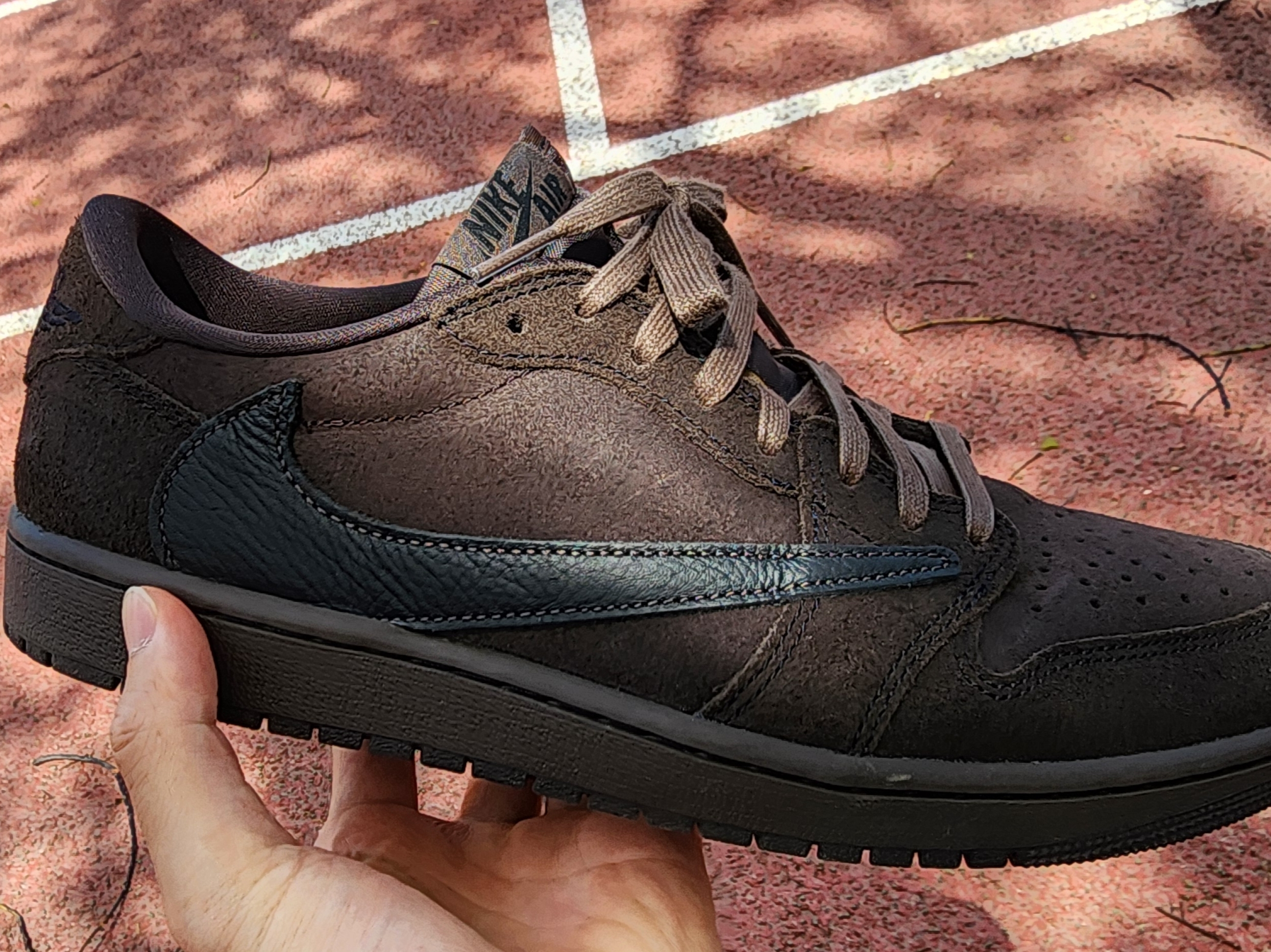 Jordan 1 x Travis Scott Retro Low OG SP Velvet Brown and Dark Mocha 착용 스타일