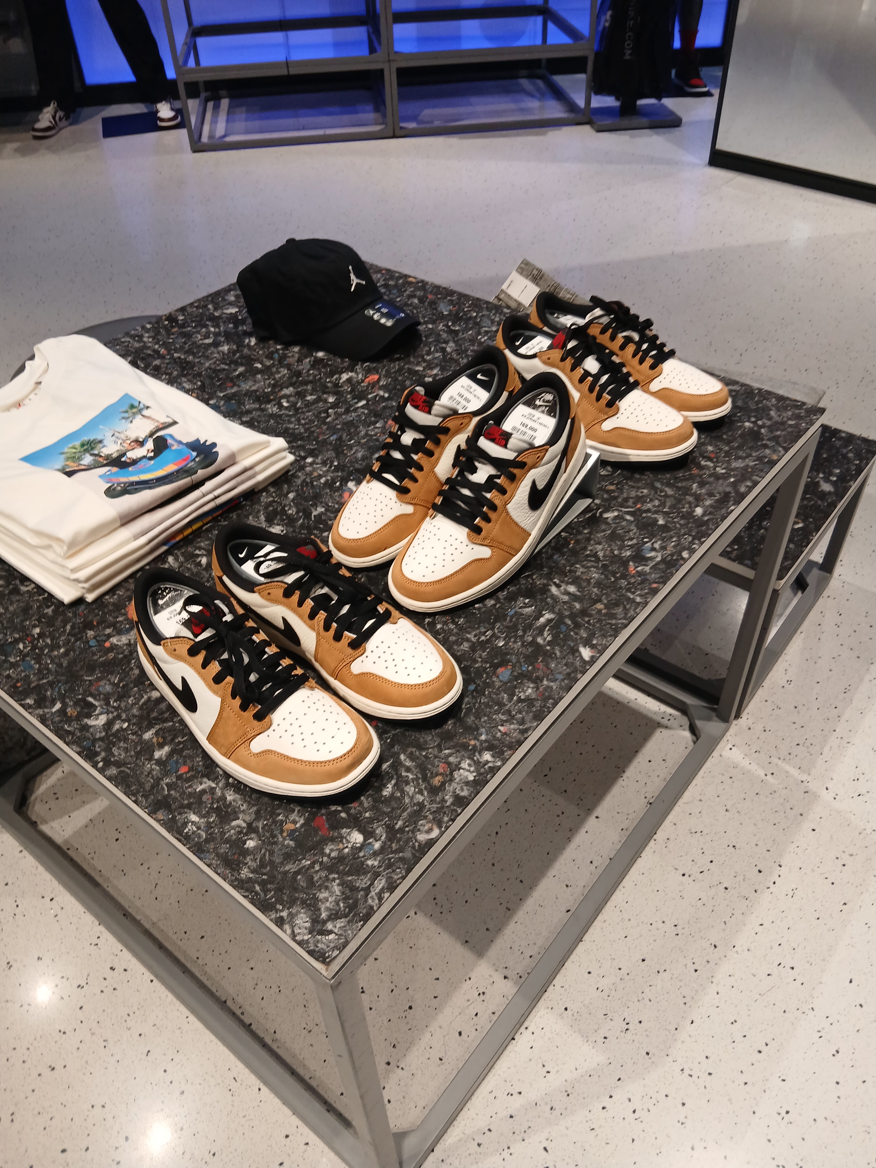 Jordan 1 Low OG Sail and Golden Harvest 착용 스타일 - 2